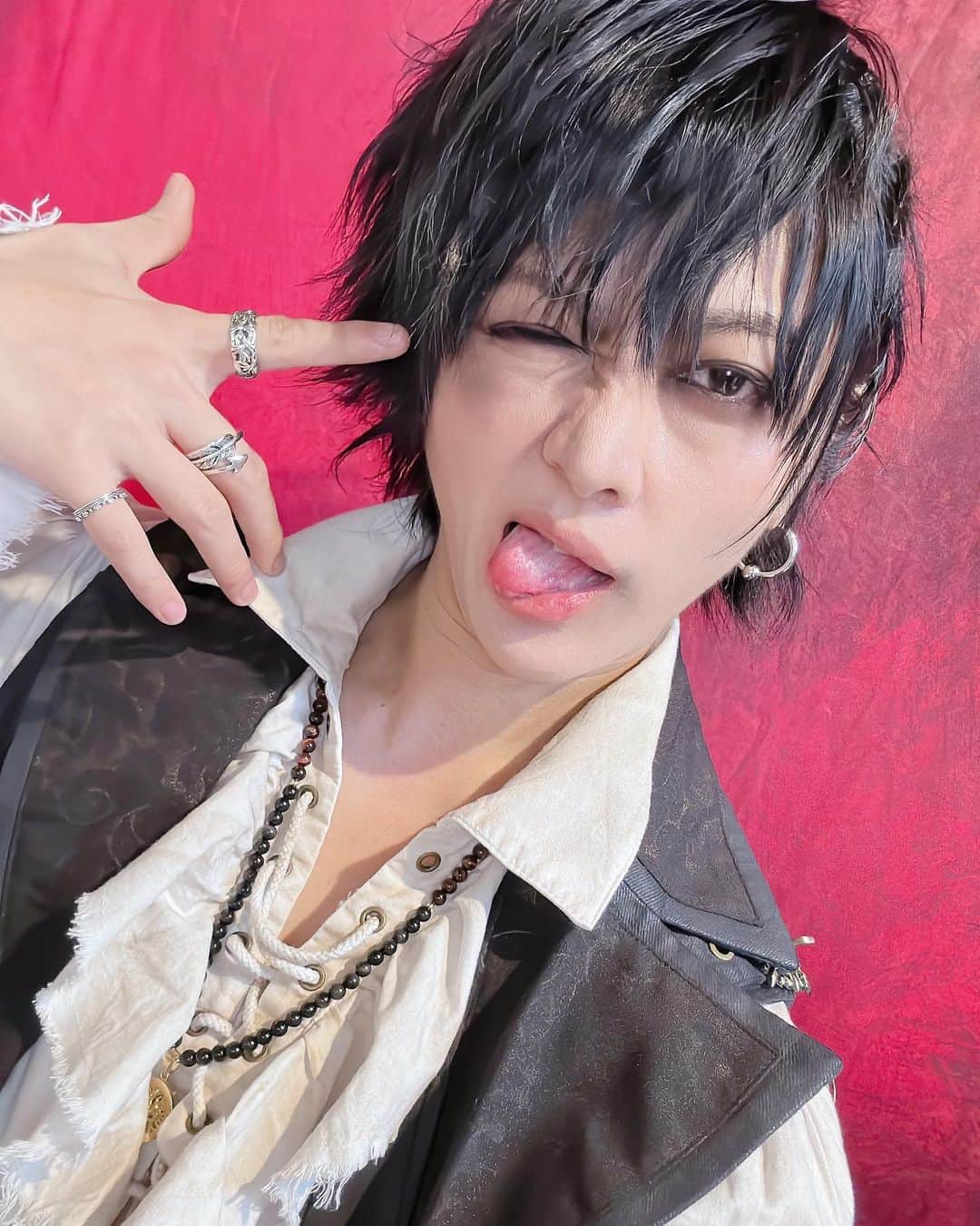 のインスタグラム：「久々投稿。 #王ステ のビジュアル。 人気の王ステシリーズに初参加。 男だけで創り上げたこの作品。 すげぇ面白くなってる。 絶対に見て損はなしっ！ そう言える作品に仕上がった。 だから沢山の人に見て欲しいし 沢山の人に広まって欲しい。 今年最後の舞台。楽しむぞっ。  #王ステ #屍の王 #舞台 #服部武雄 #フォローミー  #舞台役者 #有名になりたい」