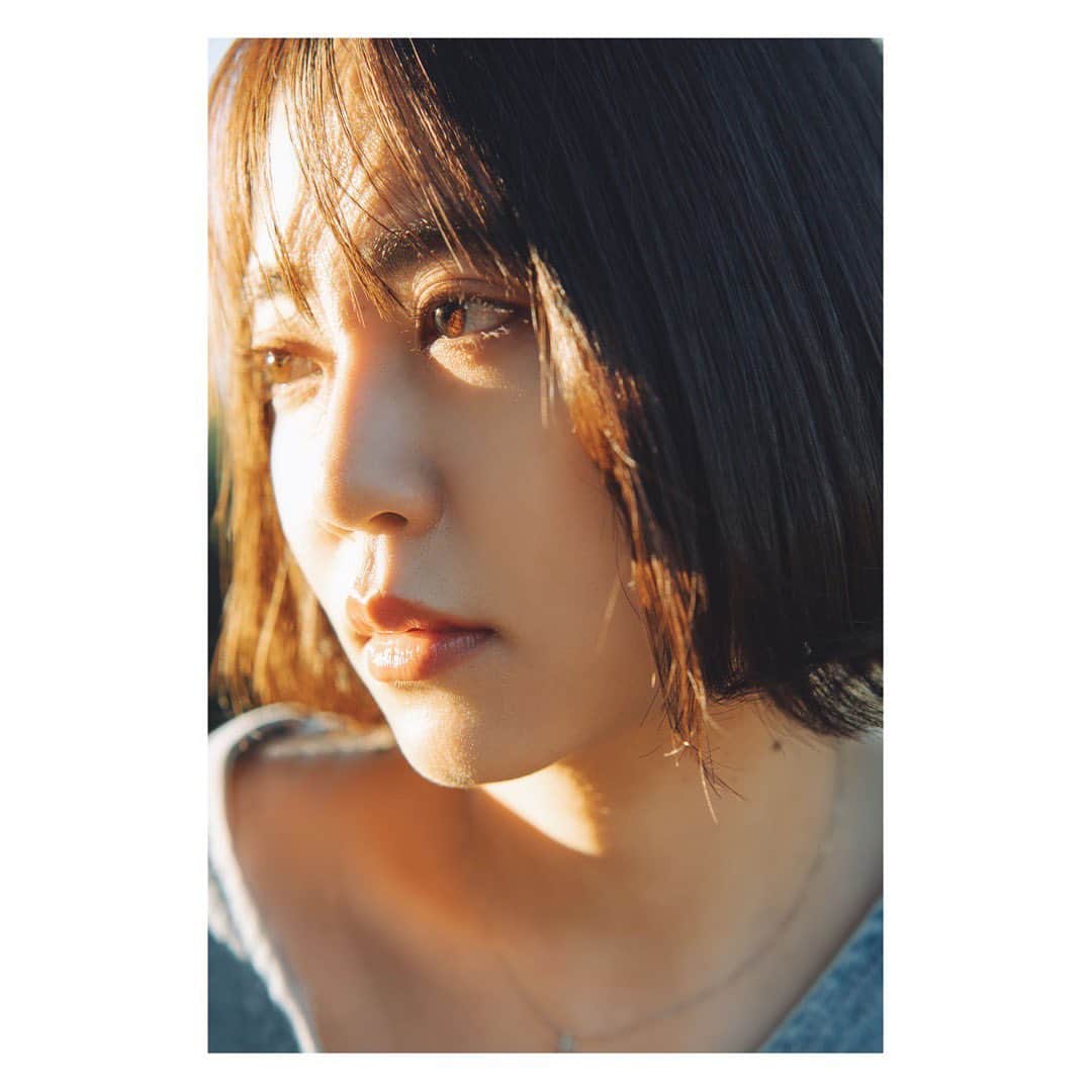 伴優香のインスタグラム：「🍊🍊🍊  夕日がとっても綺麗だった🧸  📷 @kenta.koishi  💄 @maki_hairmake_  .  #作品撮り #作品撮りモデル  #portrait #photography #photo #pic #ポートレート #被写体 #被写体になります  #ファインダー越しの私の世界 #東京写真部 #tokyo  #여배우 #演员 #肖像 #黒髪ボブ #黒髪ショート #黒髪」