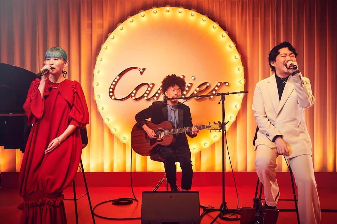 のインスタグラム：「⁡ 昨夜は六本木ヒルズにて開催中のポップアップ「カルティエ座」にて、スペシャルライブを行いました🎄(ご応募いただいた多くの皆様ありがとうございました！) ⁡ "LOVE IS ALL" というテーマの元、愛について綴った楽曲を6曲披露させていただきました。 ⁡ M1 ceremony M2 タイムスペース M3 雪どけ M4 ユメユメユメ M5 勿忘 M6 Setting Sail 〜モダンラブ・東京〜 ⁡ さらに、今回のコンテンツの一つであるプレイリスト作成のキュレーターとしても参加しています📀"愛"をテーマにモリシー @morisee_acc がセレクトしてくれたので、ぜひ皆さま大切な方とシェアしてお楽しみいただけたら嬉しいです🎁  styled by @masaakiida  hair & make up @kojimak  ⁡ #Cartier #AwesomeCityClub」