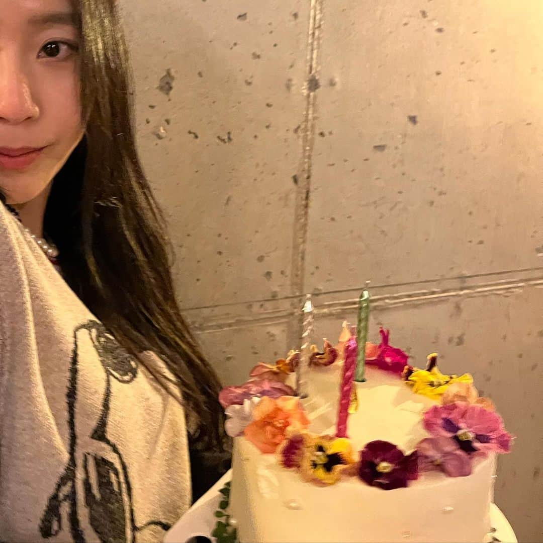 キム・イェウォンさんのインスタグラム写真 - (キム・イェウォンInstagram)「늦었지만 생일 축하해주신 모든 분들께 말을 전합니다. 너무 너무 고마워요 ♥ 생일 축하한다는 한마디가 저에게는 큰 행복이었어요 ❤️🐥❤️ 올해 초 불면서 빌었던 소원이 이루어진다면 내 사람들 모두 행복하고  많이 웃게 될 거에요  나만 믿으시오 ☺️✌🏻」12月12日 20時35分 - yeeee_kk