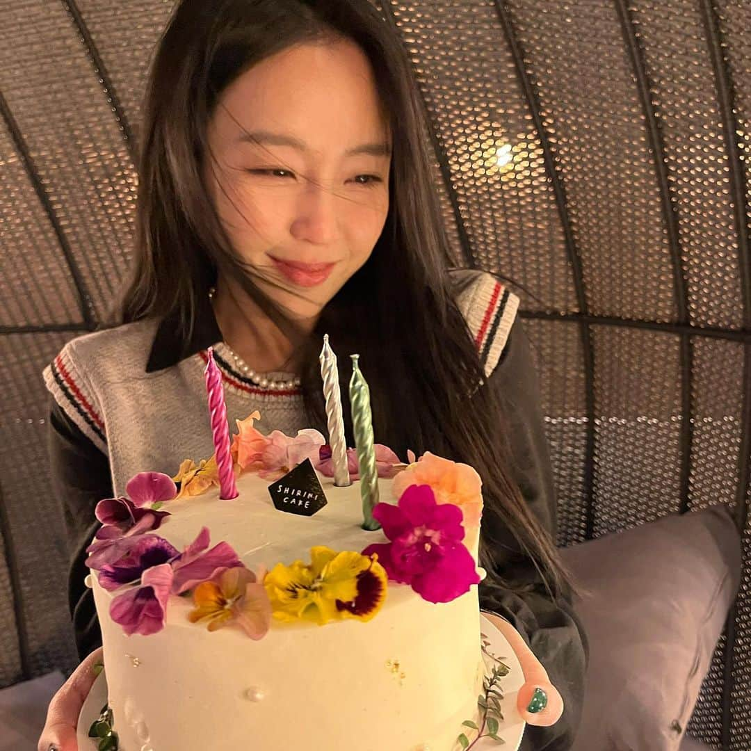 キム・イェウォンさんのインスタグラム写真 - (キム・イェウォンInstagram)「늦었지만 생일 축하해주신 모든 분들께 말을 전합니다. 너무 너무 고마워요 ♥ 생일 축하한다는 한마디가 저에게는 큰 행복이었어요 ❤️🐥❤️ 올해 초 불면서 빌었던 소원이 이루어진다면 내 사람들 모두 행복하고  많이 웃게 될 거에요  나만 믿으시오 ☺️✌🏻」12月12日 20時35分 - yeeee_kk