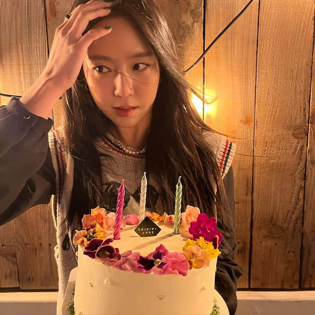 キム・イェウォンさんのインスタグラム写真 - (キム・イェウォンInstagram)「늦었지만 생일 축하해주신 모든 분들께 말을 전합니다. 너무 너무 고마워요 ♥ 생일 축하한다는 한마디가 저에게는 큰 행복이었어요 ❤️🐥❤️ 올해 초 불면서 빌었던 소원이 이루어진다면 내 사람들 모두 행복하고  많이 웃게 될 거에요  나만 믿으시오 ☺️✌🏻」12月12日 20時35分 - yeeee_kk