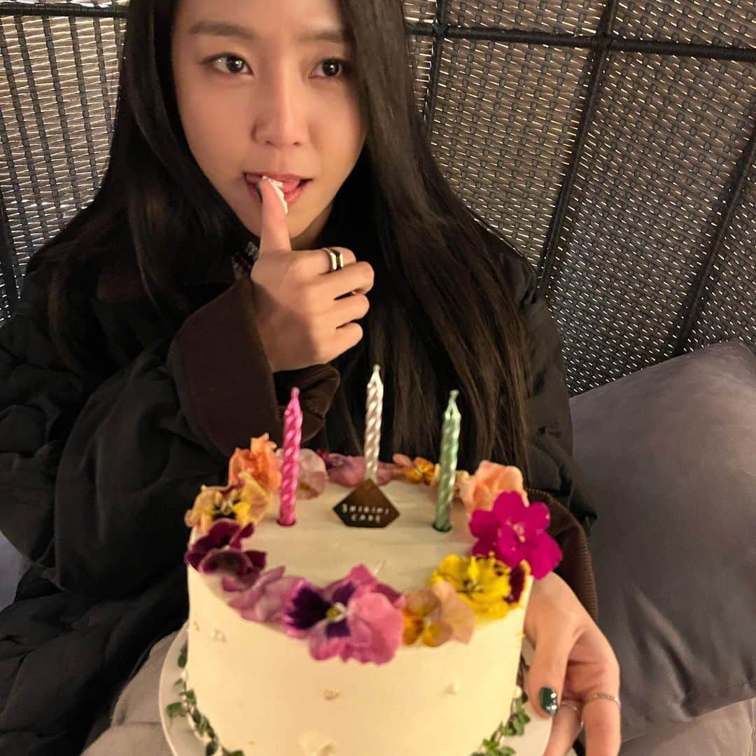 キム・イェウォンさんのインスタグラム写真 - (キム・イェウォンInstagram)「늦었지만 생일 축하해주신 모든 분들께 말을 전합니다. 너무 너무 고마워요 ♥ 생일 축하한다는 한마디가 저에게는 큰 행복이었어요 ❤️🐥❤️ 올해 초 불면서 빌었던 소원이 이루어진다면 내 사람들 모두 행복하고  많이 웃게 될 거에요  나만 믿으시오 ☺️✌🏻」12月12日 20時35分 - yeeee_kk