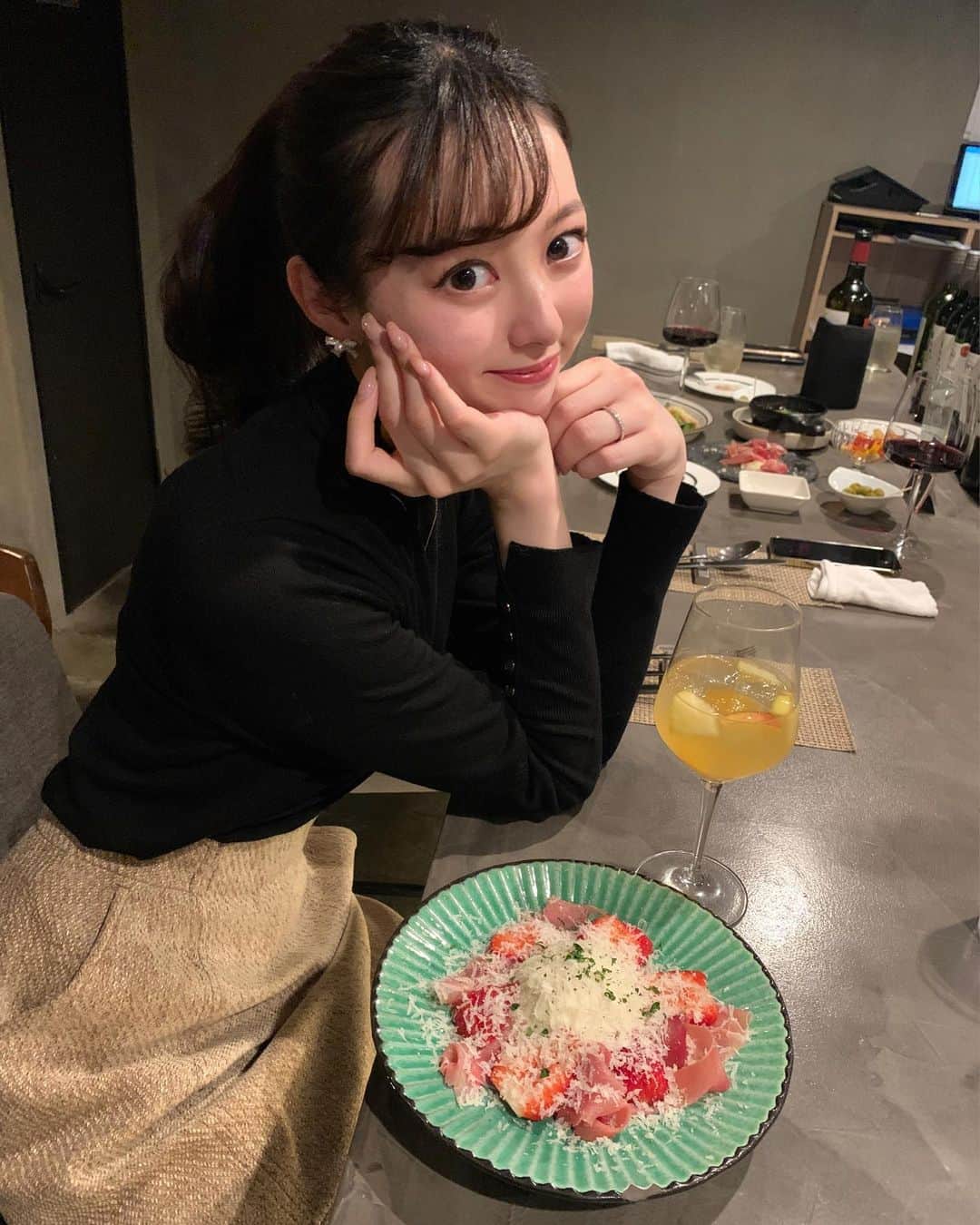 のインスタグラム：「この前、仕事終わり先輩といったご飯がおしゃれで美味しかった💕コスパもよくてびっくり！  隠れ家みたいなお店で、デートにも最適だなぁと！  ・カルパッチョ2種 ・ブラータチーズと生ハム季節果実 ・和牛ローストビーフ ・半熟スコッチエッグ ・季節のパスタ ・ブリュレとチーズケーキ🧀  #梅田グルメ#梅田ディナー #大阪グルメ #大阪ディナー#梅田ビストロ#ビストロ」