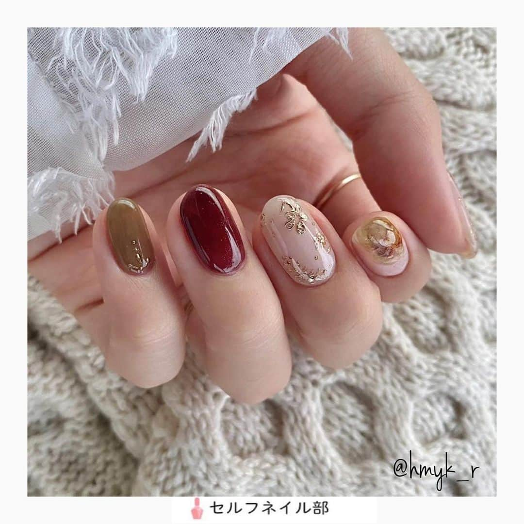 セルフネイル部 公式アカウントのインスタグラム：「(@hmyk_r) さんの 「ミラーフラワーネイル」を紹介します💅  ○howto ①ベージュホワイトを塗り硬化する ②マットトップジェルを塗り硬化する ③アイシングジェルで花柄を描き硬化する ④ミラーパウダーを乗せる  ○item ミラーフラワーネイル ▷ MOMO-17(nail for all) ▷ Matte Top Gel(VETRO) ▷ icing gel クリア(NAIL TOWN) ▷ Magic Powderゴールド(PREGEL)  その他 ▷ MOMO-13(nail for all) ▷ MOMO-65(nail for all)  ○point ・マットトップジェルは塗り残しの内容に丁寧に塗る。(不要な箇所にミラーパウダーが付着するのを防ぐため) ・花柄の凹凸はクリアジェルで綺麗に埋めること ・クリアジェルを全体に塗布する前に、ミラーパウダーを付けた花柄部分だけにクリアジェルを塗布→硬化。そうすることで、ミラーパウダーの粒子の伸びを防げます✨  素敵なネイルをシェアさせていただき ありがとうございました💐  #ネイル #ジェルネイル #ジェル #セルフネイル #セルフネイル部 #塗りかけネイル #セルフジェル #マニキュア #ポリッシュ #秋ネイル #セルフジェルネイル部 #ネイルシール #ポリッシュネイル #ホロネイル #nail #polish #selfnail #nailpolish #nails #japannail #nailart #instanail」