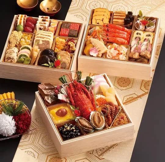 ナッセ熊本 編集部 のインスタグラム：「. ナッセ読者様へ限定10個販売！創業120年の味、冷めても美味しいと定評。 【京都おせち三段重】  ロブスター・鮑（あわび）など豪華食材全49種。 21,600円(税込）全国送料無料  プロフィールのナッセHPよりお申込みください↑↑  【オススメの理由】 ①ナッセの飲食クライアントさん（創作料理のオーナー）が一押しのお取寄せおせちです。 ②冷凍ですが、そのまま大晦日に冷蔵庫（冷暗所）においておけば、元旦には自然解凍で美味しく食べられます。 ③ナッセスタッフとその家族の合計5人がただいま申込中！あと10個ご用意しています。お早めにお申し込みを。  #熊本おせち #熊本おせち料理  #おせち ナッセおすすめ #和食おせち」