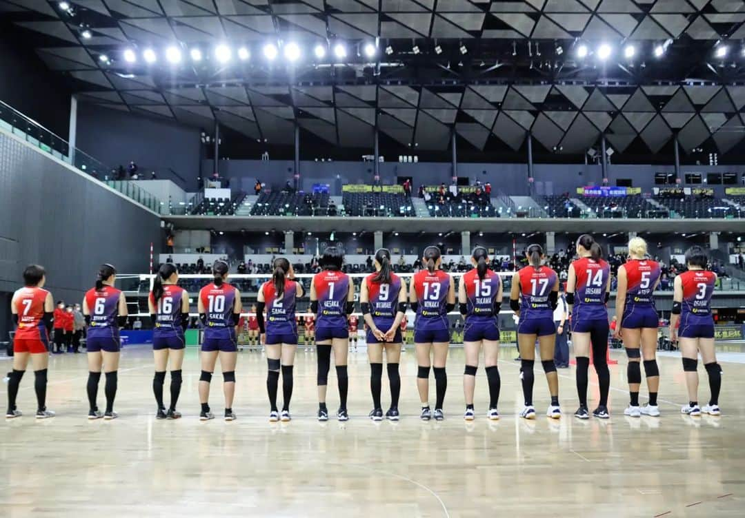 長内美和子さんのインスタグラム写真 - (長内美和子Instagram)「.  👑天皇杯･皇后杯🏐ベスト8 沢山の応援ありがとうございました🙇🏻‍♀ 悔しさが残る結果になりましたが、 チームとしてより一丸となって戦えたこと いい所も沢山あった試合ができたと思います。 これで年内の試合は終了し、年明けから またリーグ戦が再開します！ この年末の過ごし方が大事になってくるので より精度高く、より強い個人、強いチーム になる為に1日1日を大切に頑張ります🔥 . 年明けのリーグ戦はひたちなかの ホームゲームからスタートします🌟 会場でお待ちしてます🙇🏻‍♀ 引き続き、応援よろしくお願いします🐰❤💜 . #天皇杯皇后杯バレーボール  #日立Astemoリヴァーレ  #PLUSULTRA  #gowinrivale  #Vリーグ」12月12日 21時00分 - osanaimiwako