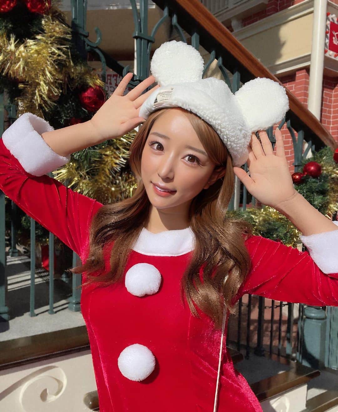 石田みかのインスタグラム：「ディズニーランド🐭💖 . . 目閉じてたいくらい眩しくて カメラ睨みそうだった📸 （3枚目参照） . . #ディズニーランド #サンタコス #ミニーコーデ #クリスマスディズニー #クリスマスコーデ  #japanesegirl #japanese #tokyo #日本女孩 #我的最愛」