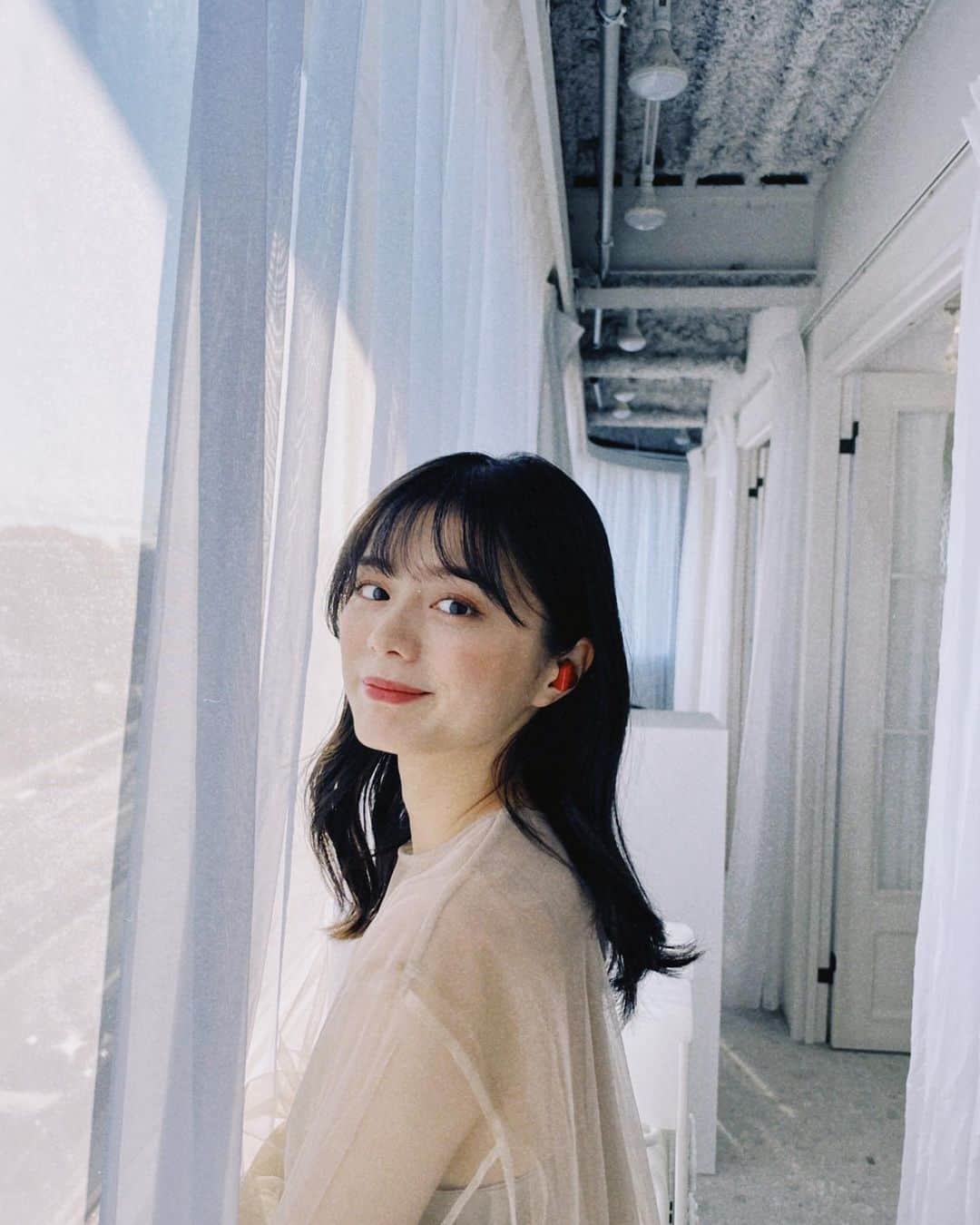 紺野彩夏のインスタグラム：「SoftBank「HeartBuds」 の新色として、BlueとPurpleが12月16日に発売されます☺︎ CMも公開されたので、是非チェックしてみてください〜🫶  #HeartBuds #ハートのイヤホン #SoftBank  #SoftBankSELECTION」