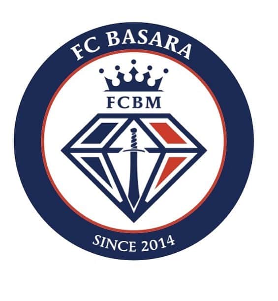 岡崎慎司のインスタグラム：「今回FCEASYというチームからトップチームを引き継ぎました。 歴史や想いを引き継ぎつつ、自分達の今までやってきた事を継続してやっていきます。 僕はサッカー選手として多くのクラブでプレーしてきました。 その中で自分自身もクラブを作りたいと思い、仲間と一からスタートしました。 僕が選手としてヨーロッパで見てきた景色を仲間に話をして、仲間がその理想に近づくようにするのが僕らの形です。 そうやってアカデミーから始めてみて、何度もぶつかったのは理想と現実のギャップです。 なぜなら僕は選手として素晴らしい環境の中でやってきたから求める基準は高く、その基準を求めて仲間と議論を常に続けながら日本とヨーロッパのギャップを埋めていく事に力を注いでいます。 もちろんそのギャップを埋めることは簡単じゃない。でも妥協するつもりはない。なぜなら僕らには信念があるから、たどり着きたい理想があるからです。 ヨーロッパでみてきたスポーツの文化が僕にそう考えるきっかけをくれた。特にサッカーは多くの人の生活の支えになっていて、逆にスポーツやサッカーは、その人たちに支えられていると思った。その感覚をヨーロッパで実感し、今確信に変わっています。 だから僕はBASARA GROUPに全てを懸けてクラブと一緒に何が出来るか挑戦し、それを証明したいと思います。 これはただの宣言です。 僕に出来ることは先頭に立って最後まで旗を振り続ける事。 実際はまだまだ理想に遠いけど、だからこそやりがいがある。 信頼できる仲間と一緒にヨーロッパの景色をこのクラブで実現する。育成年代から社会人まで自分達が預かる選手達の選択肢を増やし、地域の方達や関わる人達が少しでも豊かになるよう努力していきます。 そして1番は自分が仲間とこのクラブで生涯挑戦できる幸せを感じながら続けていきたいと思う。 クラブを通して沢山の人と繋がれる事を楽しみにしてます！」