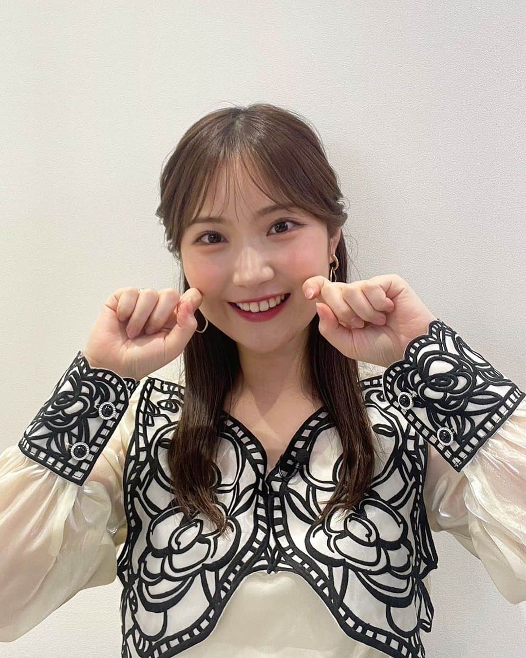 のインスタグラム：「. 寒波に耐えながら頑張ろう〜🤍  前髪が伸びすぎてしまっていたところ メイクさんがとっても上手く ニュアンス作ってくれました🙊✨  ちゃんと後日ヘアサロン行きましたよ〜🤭  ・明日のTHE TIME ・今週のプチブランチ ・よるのブランチ(INIが来てくれます👯‍♀️) ・ひるおび中継 などなど お時間ある時ご覧ください💓  . . . .」