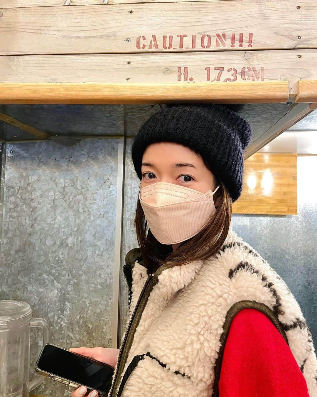 佐藤栞里さんのインスタグラム写真 - (佐藤栞里Instagram)「. おひさしぶりに 角っちょが空いていました🎄 ぶっかけのうどんはもちろん、 迷わず押すのはかしわ天🫶 そんでもってアスパラとナスの天ぷらも 美味しいよな〜好きなんだよな〜どうしようかな〜と 食券機の前で悩む3秒があります🤔 なんと幸せな悩み☺︎」12月12日 21時29分 - satoshiori727