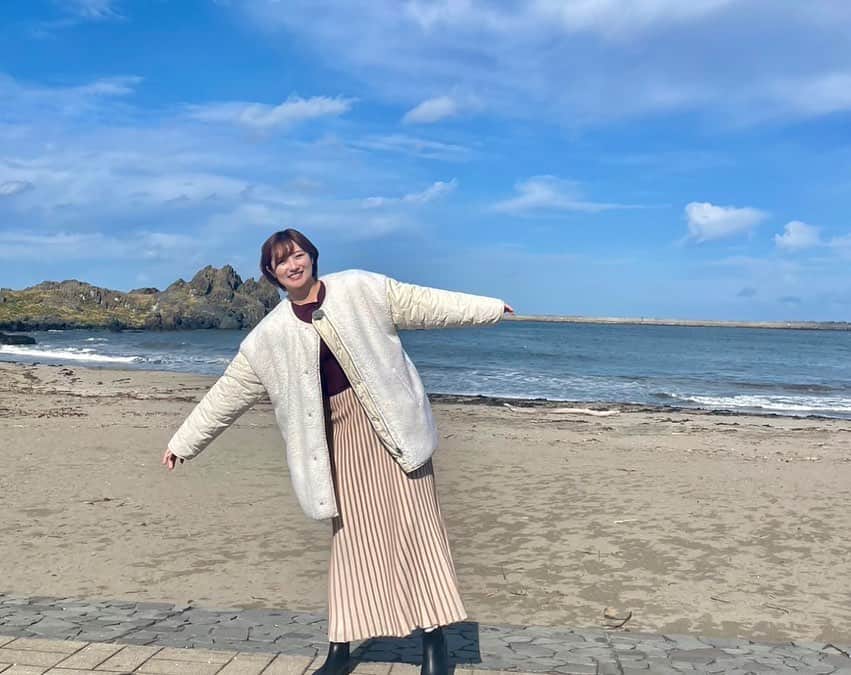 奥山かずさのインスタグラム：「『三陸・常磐の海味を直撃！堪能！ "うみうまトリップ"』ありがとうございました♡ . 蕪島 高校の時ランニングして打ち上げBBQして肝試しもした思い出の場所！ なんなら今年極寒猛吹雪の中初詣もした そんなゆかりしかない蕪島にロケで来ることができるなんて…感激🥲✨」