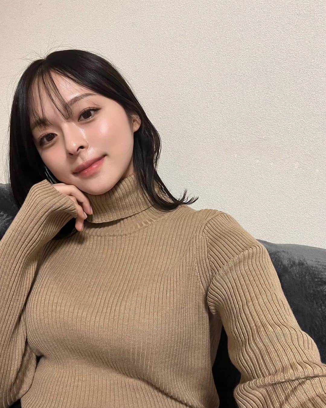 かおりのインスタグラム：「・ ・  ハイネック大好きマン🧶」