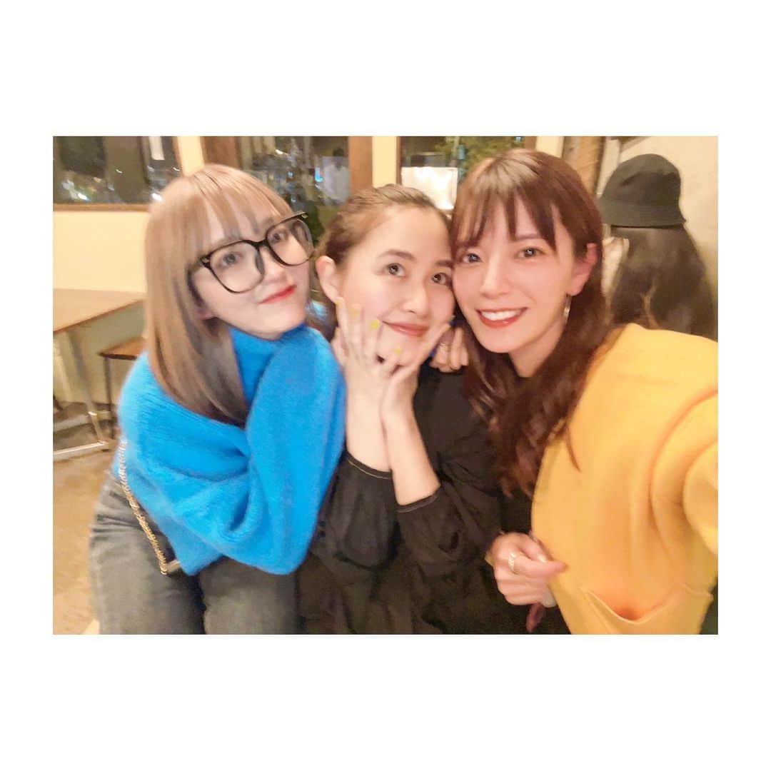 のインスタグラム：「* BIG LOVE❤️な2人に 少し前に会いました❤︎ ひたすらにふざけてしまう私たち、 お酒も入りただただ楽しかった… 写真のブレがその楽しさを物語っていると思います笑 有華！！！ とにかくメジャーデビューおめでとう！💿 2人の活躍が私の活力になるのよ~ いつもありがとう❤︎ ねおが出演する 逃走するやつもめちゃくちゃ楽しみにしてる笑笑 素敵な仲間に出会えた番組にも感謝です🥲♡ * #friends#友達#あるある土佐カンパニー#2#ねお#有華#大好き#コンビ#メジャーデビュー#debut#おめでとう#テレビ朝日#アナウンサー#三谷紬」