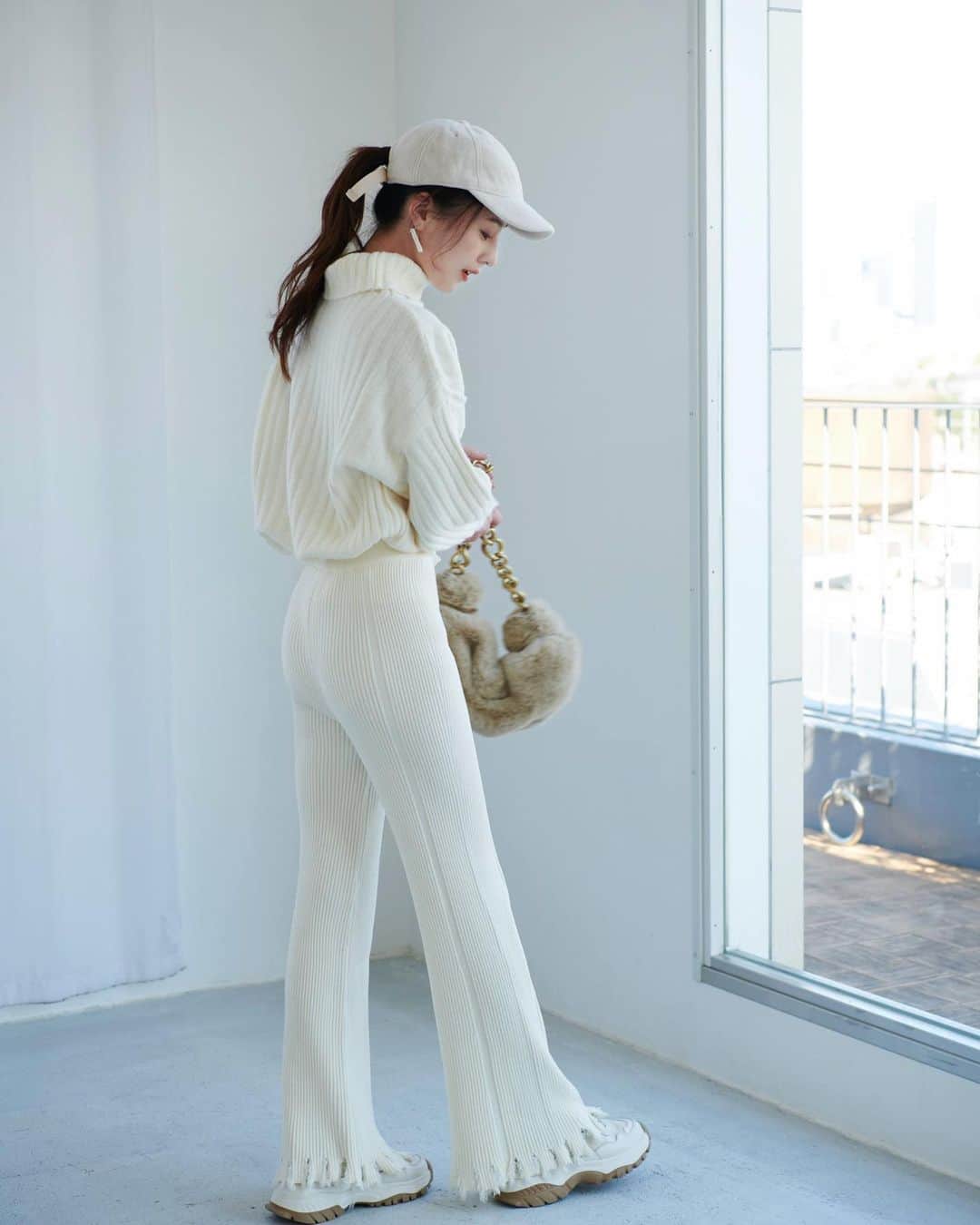 鈴木望さんのインスタグラム写真 - (鈴木望Instagram)「@valmuer_official  ⁡ 今回のお洋服も可愛いです♡ ⁡ #valmuer #winter #White #fashion」12月12日 21時45分 - nozomi.0318