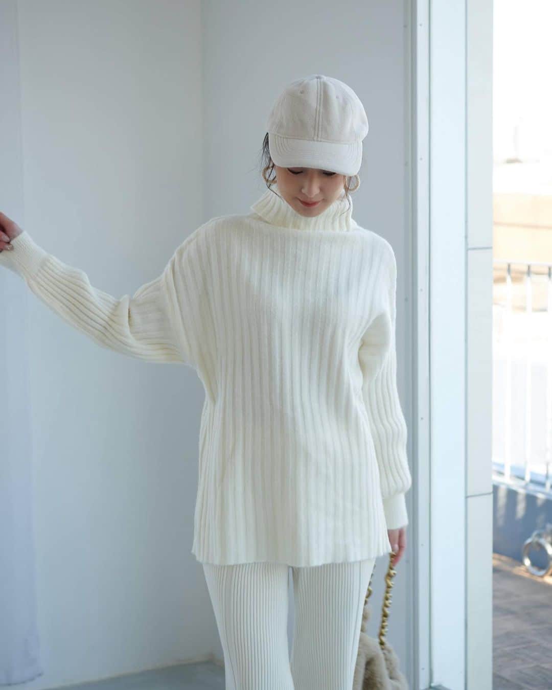 鈴木望さんのインスタグラム写真 - (鈴木望Instagram)「@valmuer_official  ⁡ 今回のお洋服も可愛いです♡ ⁡ #valmuer #winter #White #fashion」12月12日 21時45分 - nozomi.0318