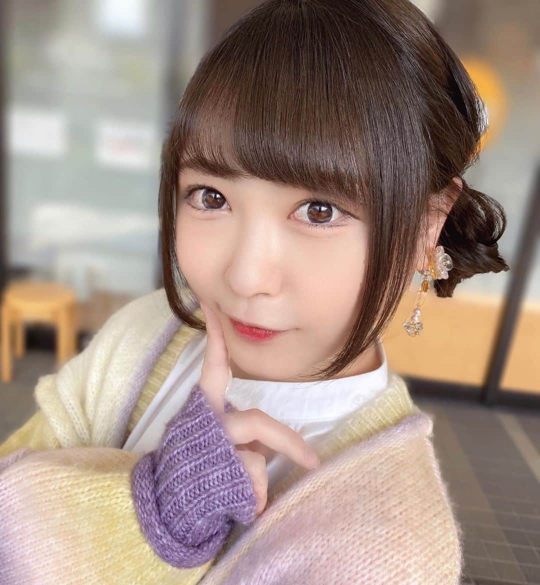 中澤莉佳子のインスタグラム：「カーディガンゆるふわ〜でかわいい 先日の #デカ盛りハンター 出演させていただいた日のおようふく₍ᐡ⸝⸝ට ̫ ට⸝⸝ ᐡ₎♡♡"北九州でお寿司激食べバトルした🍣30分で4.2キロ食べた  ワンピース、カーディガン @retrogirl_official ショートパンツ、ブーツ @emsexcite イヤリング @witchme.tokyo」