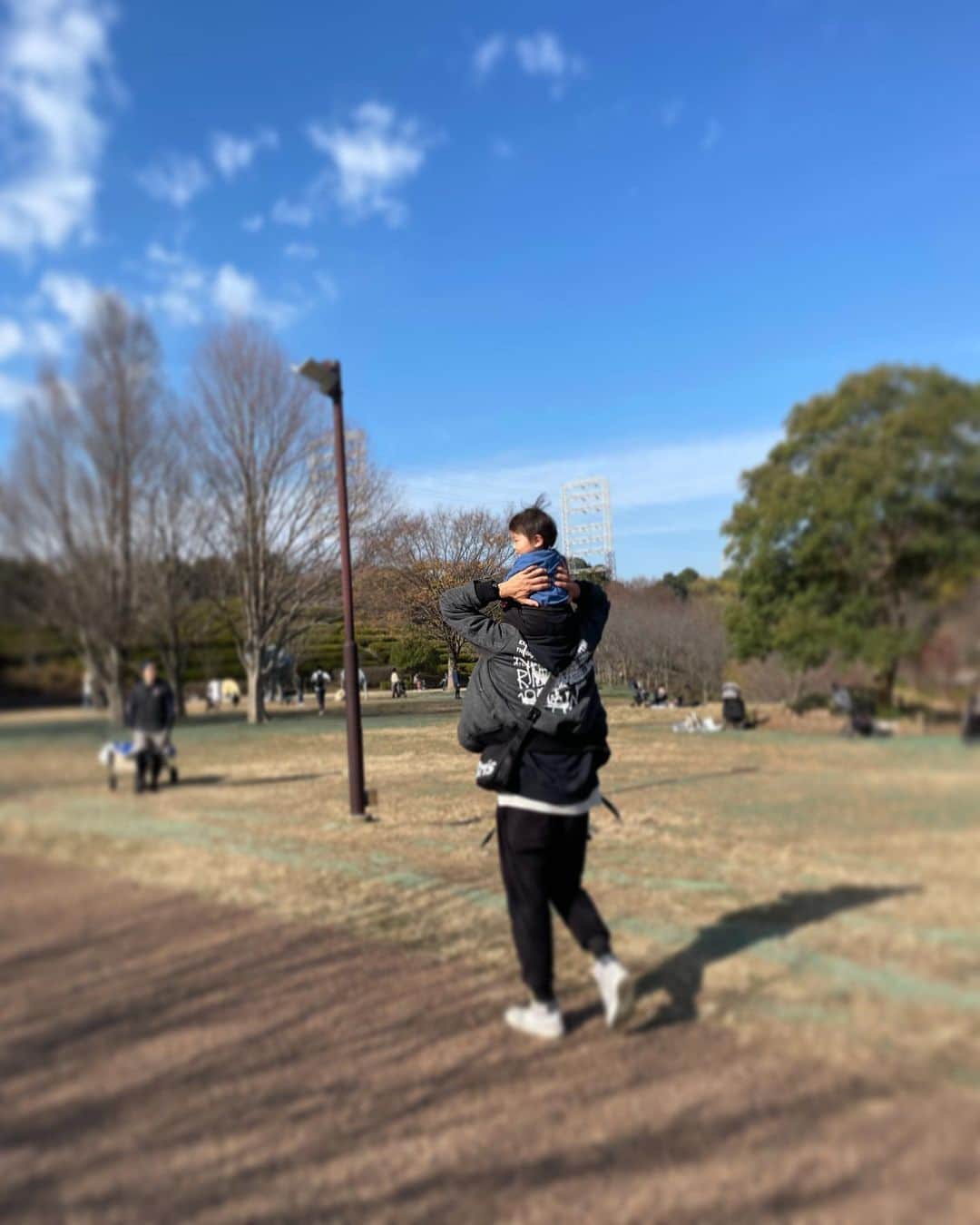 田中美保さんのインスタグラム写真 - (田中美保Instagram)「お父さん　@junichi_inamoto17  オフシーズン到来！！  １年間ご苦労様でした‼️  とは言え仕事もありがたいことにチョコチョコありますが… 1年でこの期間は土日に朝からいる事もあるので…  子どもたちもテンション⤴︎🙌  今回はお友達家族とズーラシア🦁へ…♡ 上の子は頑張って沢山歩いて遊んで あと少しで出口…のところで 疲れたらしく…でも疲れたとは言わずメフィラス星人に足チクッてされたから歩けない(ウルトラマンタロウの話である)と…www  下の子はイヤイヤが半端ないのですが肩車してもらうと途端にご機嫌w その高さからの景色はきっと ワクワクしちゃうのだろうwww  一枚目と二枚目は父不在だったけど 公園で遊び倒した日…w 今度お父さんも探検しようね！！と誘っていました🍂  木の根っこに寝転び、落ち葉でカラダをゴシゴシ洗い"お風呂🛀入ってるー"と言われた時は え😅？ と思ったけどwww 自分の小さい頃落ち葉🍂を集めてゴロゴロしたり落ち葉にまみれた記憶が蘇りましたw  公園探検は楽しい😂😂😂  日々怒鳴っては落ち込み、毎日イヤイヤ泣き声が飛び交いイライラし本当に毎日必死ですが…(←本当に余裕なし) こんな日があるのは救いです🥹  #オフシーズン #公園探検 #寒さに負けるな」12月12日 21時54分 - miho12tanaka