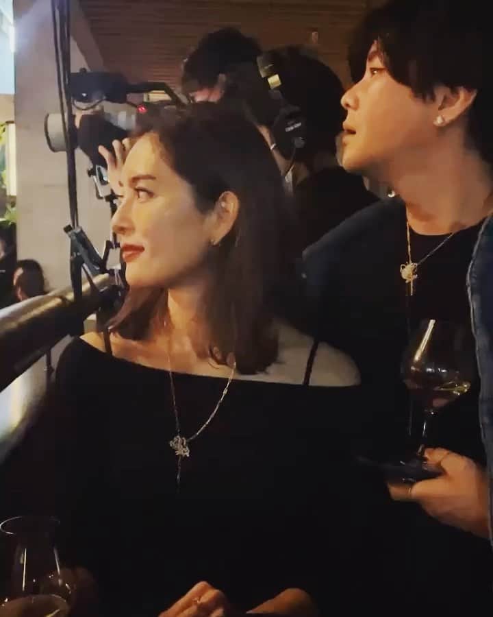 白澤貴子のインスタグラム：「"Luxury must be comfortable, otherwise it is not luxury." - Coco Chanel  プライベートで自分が身を置く空間はできるだけ心地良い場であって欲しい。  でもそれはそこに誰が、どんな人がいるか。 取り巻く空間をつくっていくのは結局、場所よりも人だ。  そんなことを再確認したこの日の夜。  気づいていても気づかぬふりをして目を逸らす方がラクなこともある。  でも限りある時間の中で、心地良い空間を求めるのと同じように、貪欲に心地良い自分を求め続けたい。  それは誰に求めるのでもなく、自分で作り上げていくもの。  その想いは決しておざなりにしたくない。  こんな自分がまた、誰かにとって心地良い存在となるためにも。  #備忘録」