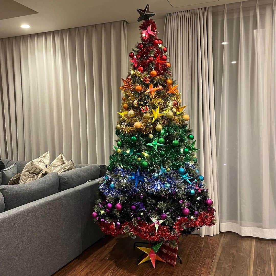 ケイン・コスギのインスタグラム：「Rainbow Christmas tree is my daughter’s idea 😊」