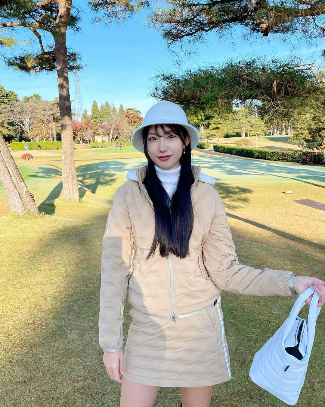 中島亜莉沙のインスタグラム：「気付けば極寒🥹❄️  そんな日はダウンのセットアップで乗り切る✊🏻 私服でもちゃっかり着てます笑 @newbalancegolf_japan   #ごまいめ #突然の冬眠する人  #newbalancegolf #golf #golfwear #golfswing #sports #coordinate #ootd  #ゴルフ #ゴルフシューズ #ダウンジャケット #冬ゴルフ  #親子ゴルフ #ゴルフ女子 #スポーツ女子 #ゴルフウェア #スポーツウェア #コーデ紹介 #ゴルフコーデ #ベージュコーデ #袖ヶ浦カンツリー #골프　#골프여자　#尔夫球 #高尔夫」