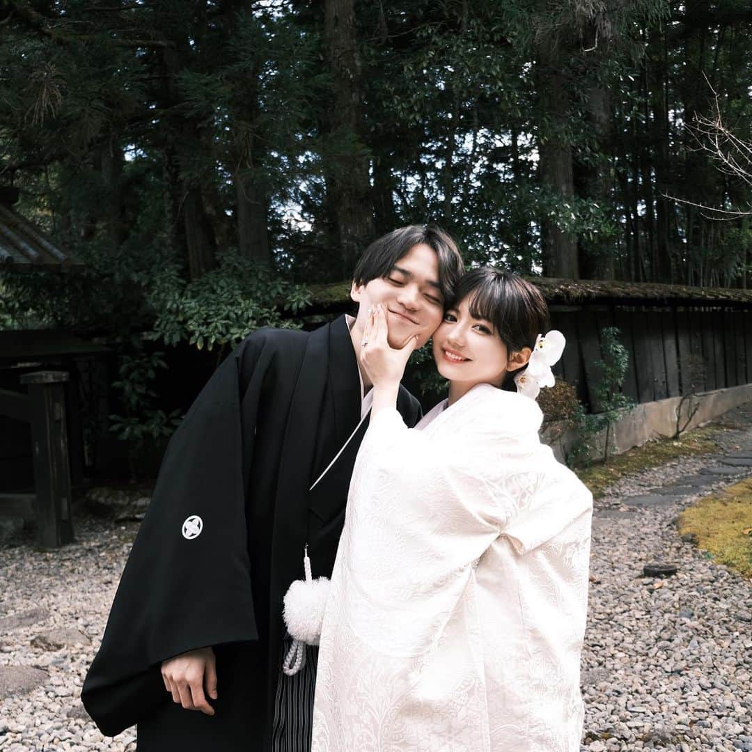 椎木里佳のインスタグラム：「【結婚しました！】 中学校からの先輩であり、起業家の後輩である方とこの度入籍いたしました！学生時代からパートナーとしてだけではなく、時には親友として、起業家仲間として共に支え合ってきました🕊新しい夫婦像をパートナーから進んで提案されたこともあり、私の苗字は変わらず、パートナーが椎木さんになります📝 社会で女性が第一線で活躍することを心から信じ、応援してくれるとても頼もしいパートナーです！ 夫婦共々、連日戦い続きの業界に身を置いていますが、家庭はどんな時でも安心して帰って来られるホームとして機能させていきたいと考えています💍今後とも温かく見守っていただけると幸いです！ . . 📸 @c__ki611」
