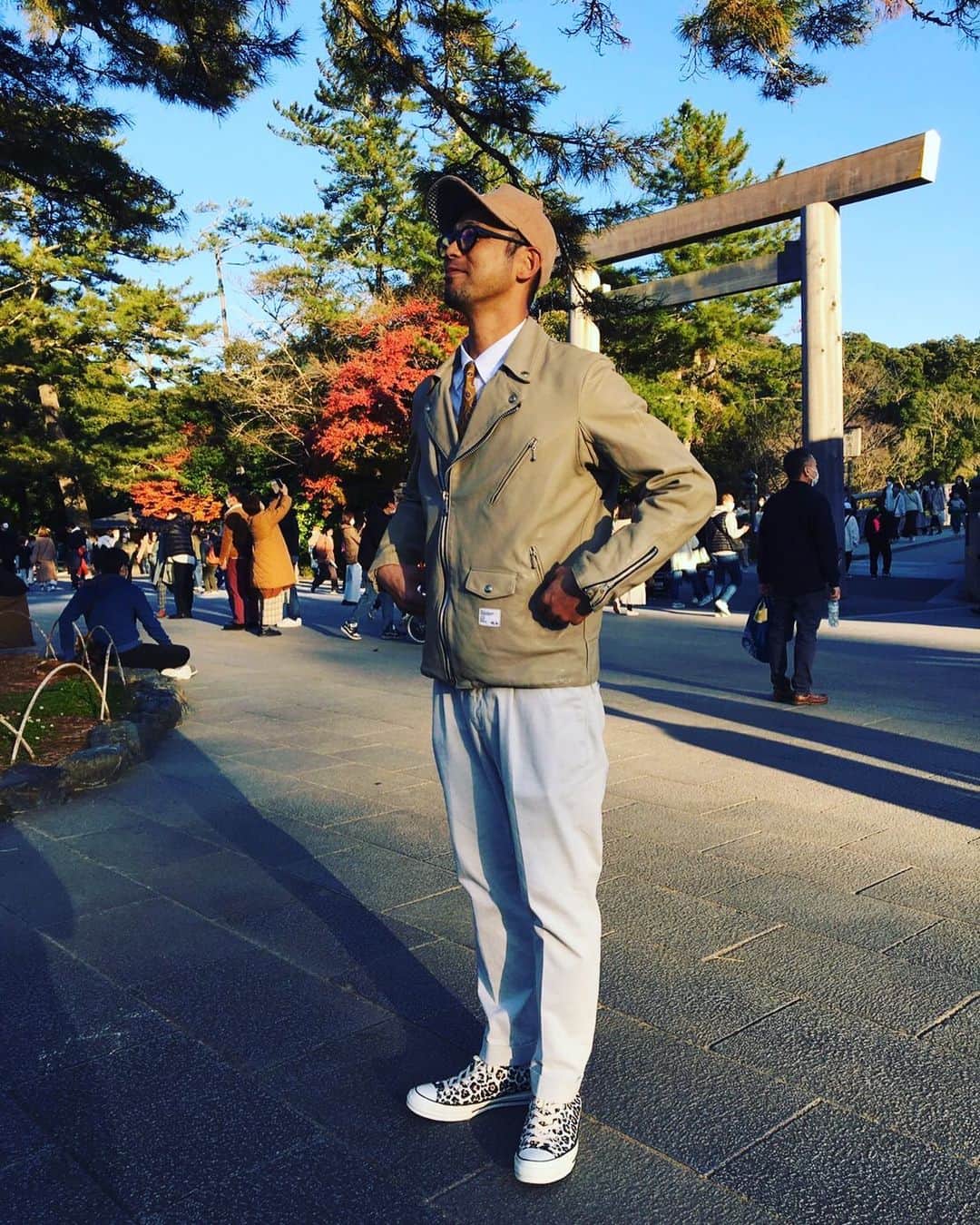 英智のインスタグラム：「したかった事の一つのバスツアー、無事に終了致しました。 する前と後では、全く別の自分になりました。 この企画ができたのも、海外旅行メインの旅行会社の鰐部さんをはじめとしたJSTの皆様のおかげです。 ありがとうございました。 大変感謝いたします。 また旅行の際は、お世話になりたいと思います。  メガネ #jacquesdurand  ライダース #ロンハーマン ネクタイ #イブサンローラン パンツ #giabsarchivio  スニーカー #コンバースct70  #嬉しい楽しい大好き」