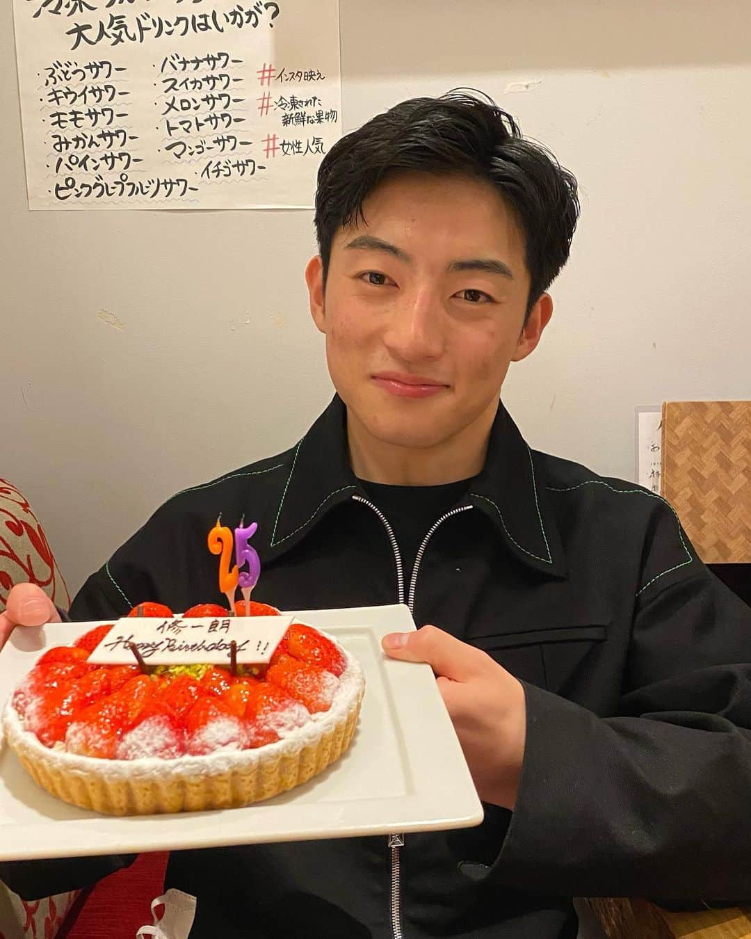 のインスタグラム：「25の誕生日🎊今年の目標たくさん飲む」