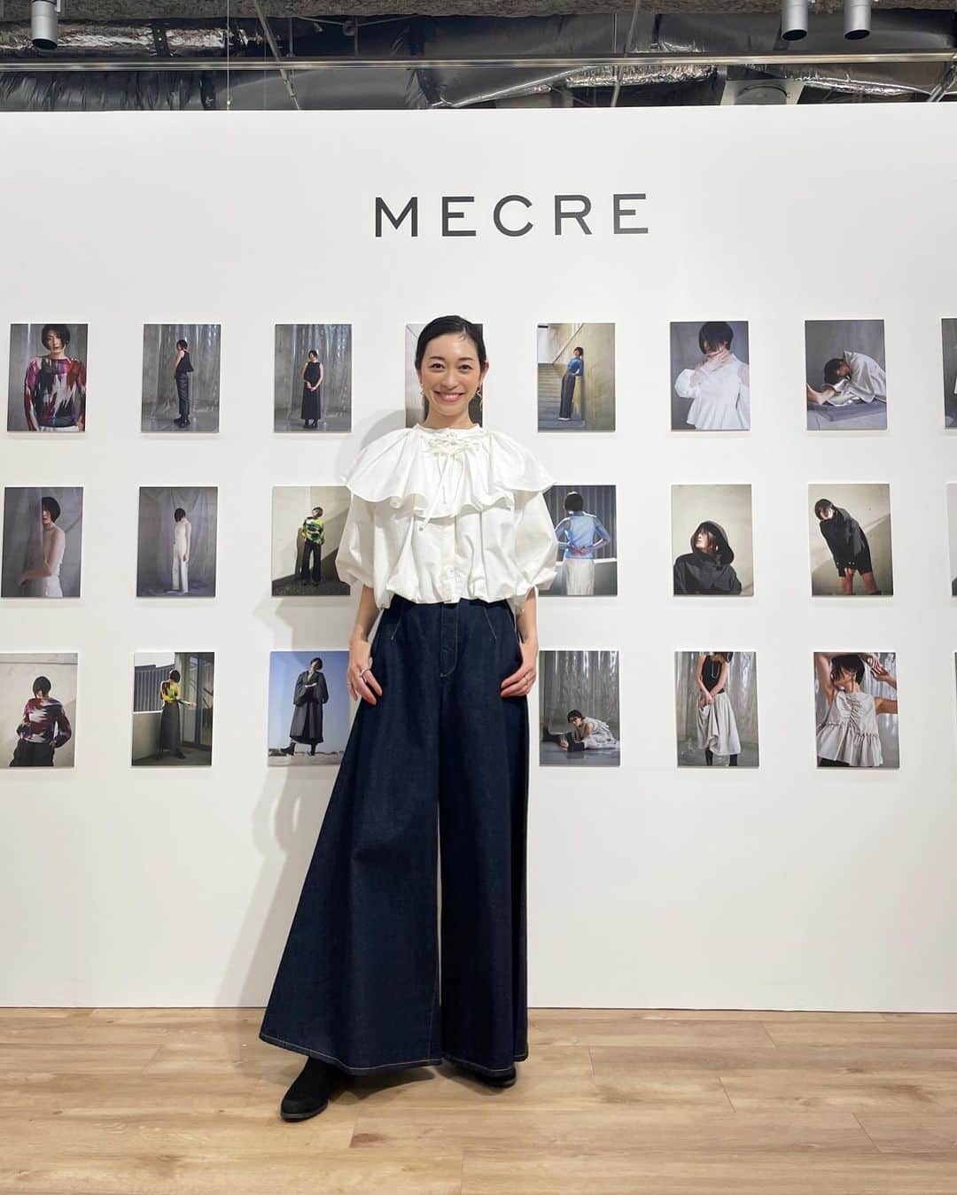 熊澤枝里子のインスタグラム：「・ MECRE @mecre_official  2023 s/s exhibition  程よくエッジの効いたアイテムが可愛いかったです☺️ 少しモードにもフェミニンにも 手持ちの服に1点投入するとスパイスを 与えてくれるようなアイテムが沢山ありました🧡  #春服コーデ」