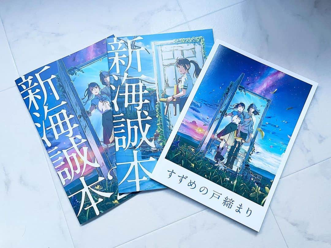 上野遥のインスタグラム：「すずめの戸締まり🚪  遅い時間ですが今からたくさん喋ります👌🏻  新海誠監督作品の大ファンでして、 最新作「すずめの戸締まり」　  年々好きになっている中での今作は特にアツくて、 公開されてから約1ヶ月 毎日Twitterで欠かさず考察やファンアート見てます笑  ファンになったきっかけは「君の名は。」を映画館で観た瞬間からなんですが  元々映画を観ること、映画館に行くことが苦手で (って誰かに話しても共感を得られたことはないです笑) でも昔からそれがすごく悩みで、 家族と一緒に映画行くってなっても 映画館が怖くてなかなか楽しめず… お家で映画観るってなっても なんか言葉にできないけど苦手で… メンバーと行くようになってからは少しずつその気持ちが緩和されてる感じはありましたが自分から、ましてや1人で映画館に行きたいってことは今まで一度もなかったんですけど  「君の名は。」が話題になっていた頃、なんとなく この映画は映画館で絶対観た方がいいやつだ…！って思って 初めて1人で映画館に行ったんです！！ その時の不安と少しのワクワク感の中観たこの作品には 度肝を抜かれたというか。大袈裟かもしれないですけど 自分の中で何か変わったんですよね 実際これをきっかけに気軽に映画館に行けるようになったし 映画を観ることが好きになりました！不思議です  それから「天気の子も」楽しませていただいて また今まで感じたことない気持ちを味わえたというか 本当にどんな映画か私の語彙力じゃ表すのが失礼なので うまく言えないのですが、 素直に物語の展開がすごくて、今までに全くないような面白さが確かにあって。 最近はサブスクに降臨してくださったのもあり 何度も観させて頂いています🌤  いい意味で観ないとどんな作品なのか本当にわからない所が 本当に魅力的ですし、あえて改めて言わせていただきますが毎度絵が素敵すぎて…  そんな新海誠監督の最新作！！ 楽しみに決まってますよ…！！ 年々高まりすぎているものですから、 今作は最速上映とやらに行ってみました！！ 11月10日日付けが変わった瞬間24:00〜 終わったあと電車ないなんて考えもせず とにかく早く触れたくて！ こんなにも期待が膨れ上がっても余裕で飛び越えちゃうのでお手上げです笑  とにかくたくさんの方に観ていただきたい！！ そんな思いなのですが、 ２回目の鑑賞がちょうど1ヶ月後の12月11日、 本当はすぐにでも行きたかったですが なかなかタイミングがなく、 予告など全く観ていない妹を連れて行ったのですが 終わって明るくなった瞬間キラキラした目で 「私今までで1番好きかもしれない！！面白い！え、本当に今までで1番好き！」 と息継ぎもなく言っていて、 でしょお〜！！とドヤ顔な私でした笑  そのあと新海誠本を真剣に読みながら息吐くたびに 「ほんとに面白いまじで好き友達連れてすぐまた観に行く」 と言っていてもう〜私はにやにやですよね  嬉しい〜！！ 私もすぐまた３回目観たい〜！！ 12月24日からドルビーシネマでの上映と入場者プレゼント第3弾も始まるのでまだまだ楽しみいっぱいです！  信じられないほどたくさん書いてしまいましたが、 ただのファンの呟きだと思ってくだされば幸いです笑  本当にねこの約1ヶ月 街中に配られているポッキーもらいに行ったし、 ポスター写真撮るしコラボ商品見つけたら買っちゃうし 最速上映後目をつけていたグッズ以外のものも当たり前に買っていたし　 カバンにすずめのいすストラップつけて勝手に旅してる気持ちになっちゃうし 生活していても頭の片隅にいつもすずめがいる日々です笑  ほんとはすずめの戸締まりカフェも予約していたのですが 時間が合わず…😭😭😭 また別の機会に行こうと思ってます🥹  こんな長々すみません、 ほとんど個人的な話でしたが 良かったら観てみてください🫧  以上ファンからの布教投稿でしたお付き合いありがとうございました🗝  #すずめの戸締まり #すずめのいす ほしい　#映画鑑賞 #映画紹介 #新海誠 #新海誠本 これまた面白いです　#新海誠作品 #ただのファン #聖地巡礼 早くしたい　東京は行けるとして、すずめは宮崎かあ〜ねね宜しく」