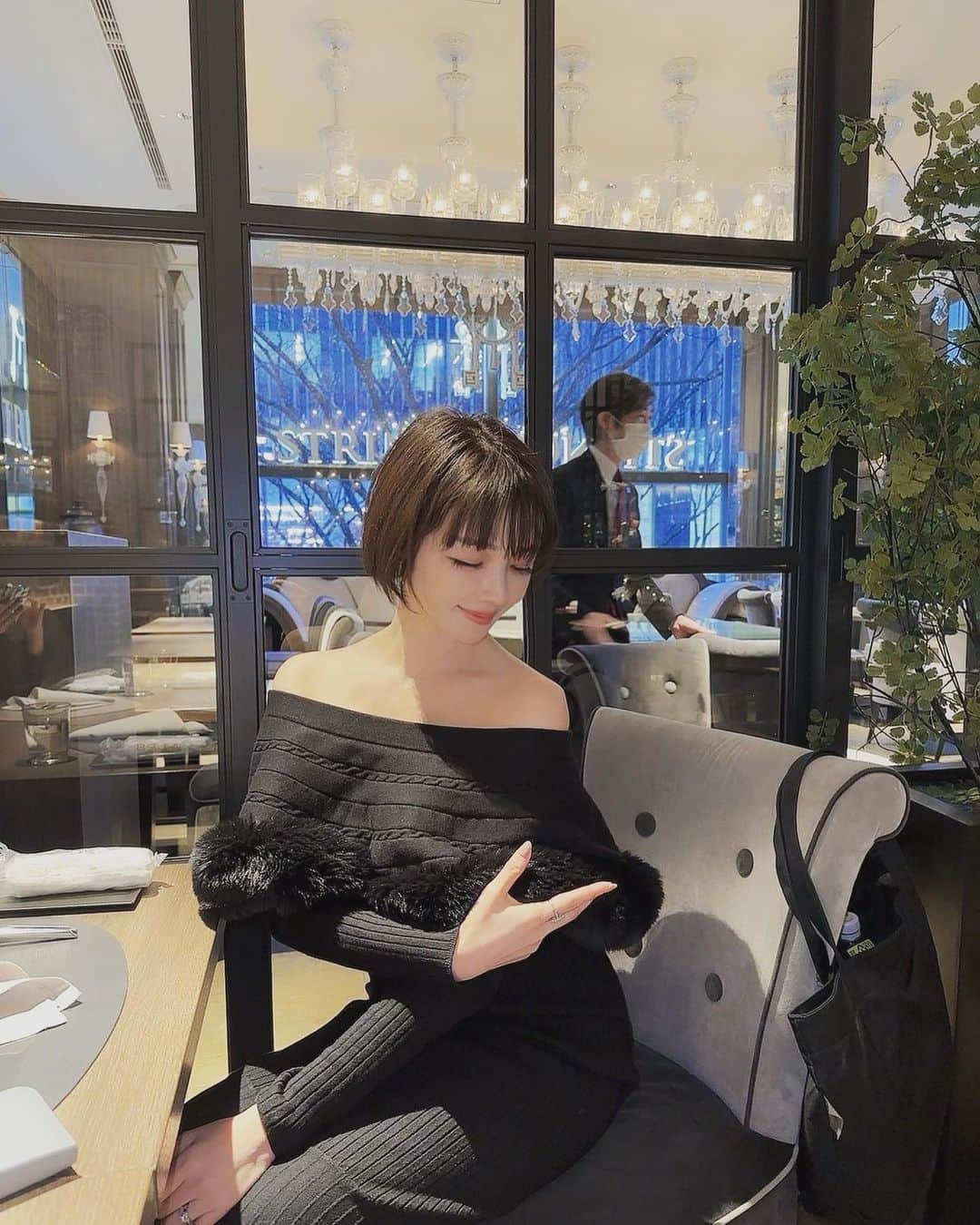 森下悠里のインスタグラム：「オフショルが好き🤍  何枚目が良いかな？？」