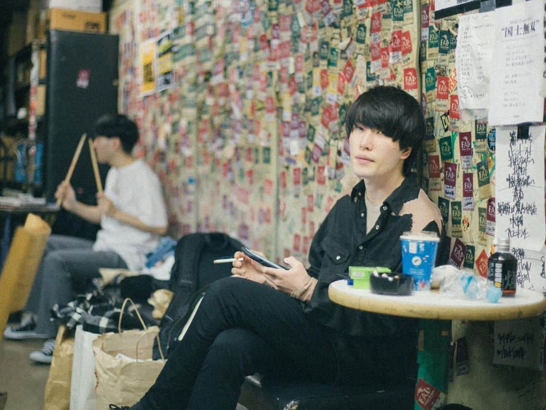 松嶋航大さんのインスタグラム写真 - (松嶋航大Instagram)「. おがたくカメラに気付いて笑てる出番前。  photo by @ogataku_」12月12日 23時11分 - matsukooooou