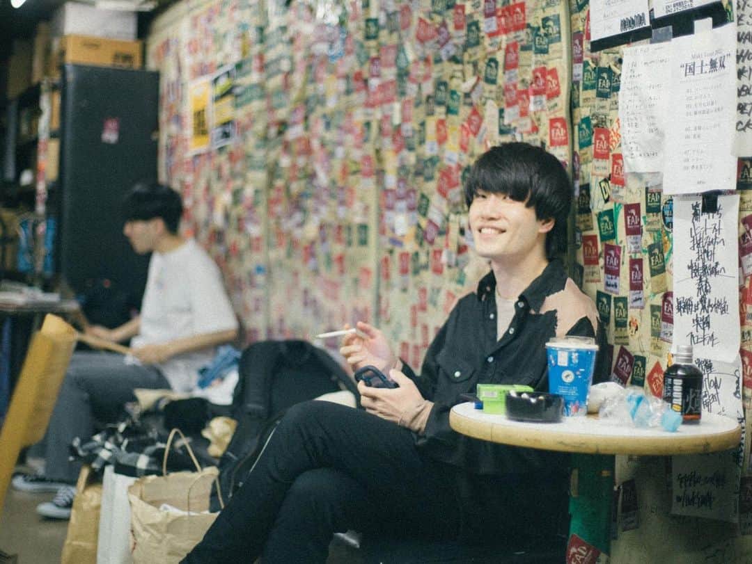 松嶋航大さんのインスタグラム写真 - (松嶋航大Instagram)「. おがたくカメラに気付いて笑てる出番前。  photo by @ogataku_」12月12日 23時11分 - matsukooooou