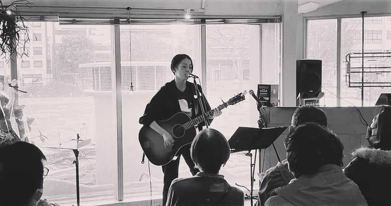 見田村千晴さんのインスタグラム写真 - (見田村千晴Instagram)「昨日は岐阜で、見田村千晴Solo Set Live「再開、再会」でした！ ここ1週間くらいはずっと、どこかピリピリしていた。久しぶりのワンマン、地元岐阜、弾き語り。  前売りチケット完売ありがとう。再会しにきてくれてありがとう。おかえり、って言ってくれてありがとう。 ライブの高揚感、浮遊感、焦燥感、全部思い出した。  貪欲に生きたい！  #見田村千晴  #再開再会 #岐阜 #gifu」12月12日 23時05分 - chiharu_mtmr