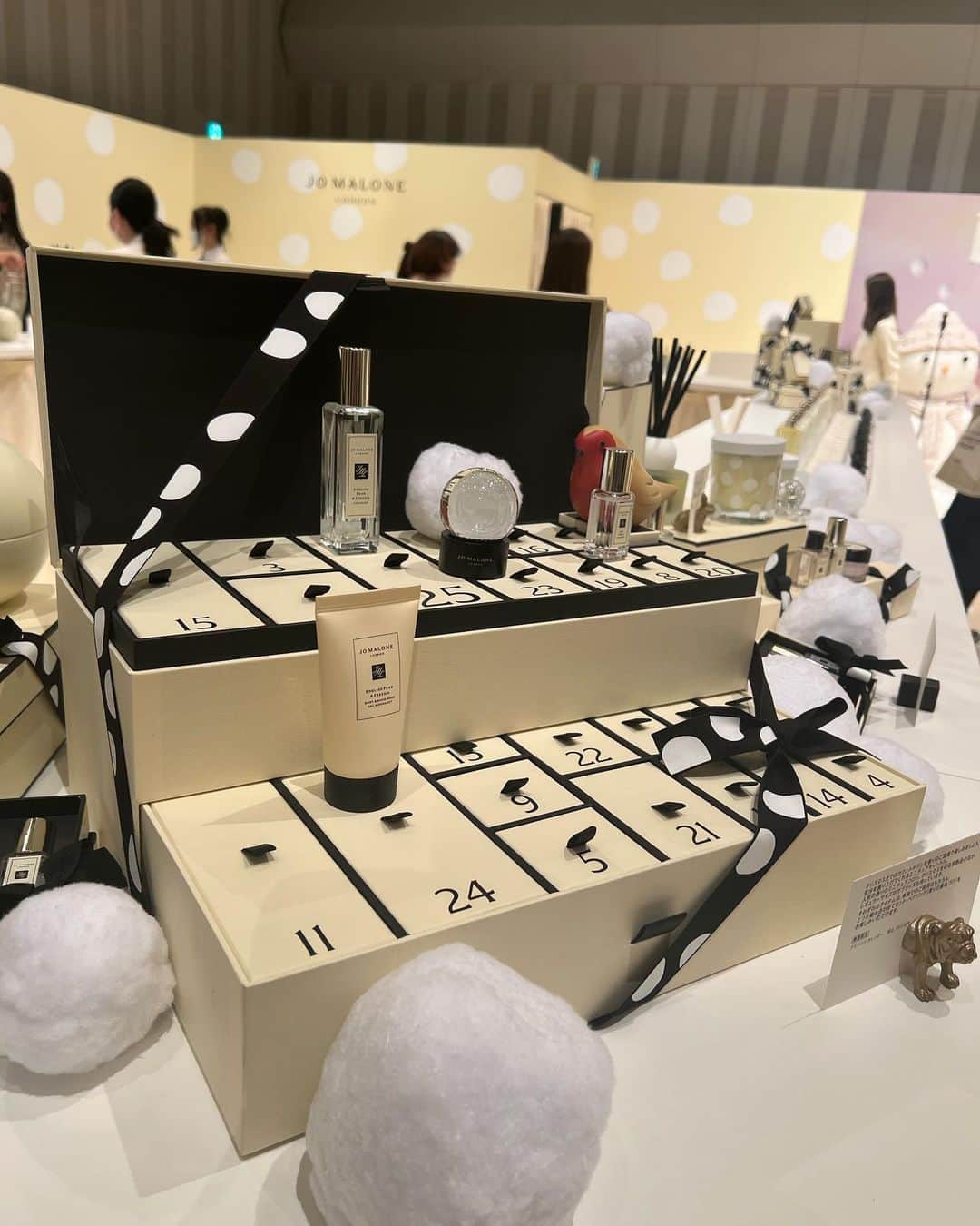 大桑マイミのインスタグラム：「JO MALONE LONDON 期間限定ポップアップイベント 「snow day 」に一足お先にお邪魔いたしました。  素敵な香りに包まれた空間、雪山にいるかのような音を楽しめたり。 holiday seasonのワクワクいっぱいの時間を過ごしました。  クリスマス限定ギフトなど沢山揃ってます。  表参道ヒルズB3F スペースオー  #ジョーマローンロンドン #スノーデーパーティー」