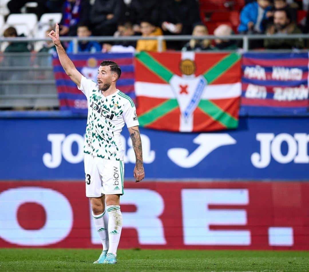セルジ・エンリクのインスタグラム：「Ayer volví a pisar Ipurua... 6 años dan para escribir muchas historias que eternamente quedarán grabadas en mi corazón. Eibar siempre será un lugar especial.  Un orgullo también jugar con la camiseta de un club histórico como el Real Oviedo. Vamos a por más 💙💪🏽」