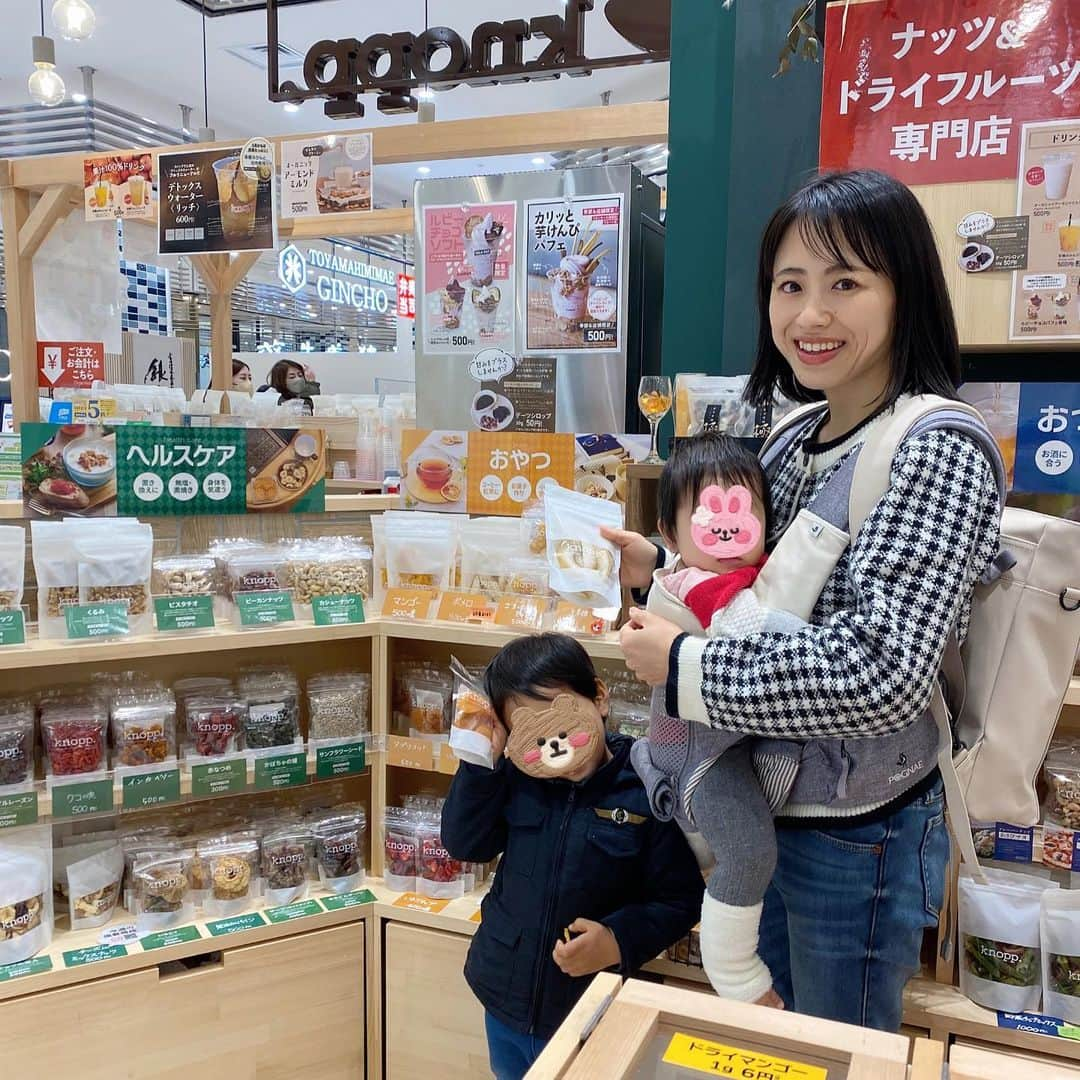 大西蘭のインスタグラム：「《富山駅前》 私も息子も好きなドライフルーツ&ナッツの専門店『knopp. （クノップ）』🥜🍊🍓 ⁡ おやつにはできるだけ身体に優しいものを食べたいし お菓子作りにも頻繁に使うので 我が家はドライフルーツやナッツを常備しています🏠 ⁡ なので、クノップはよく利用しているのですが クノップにはちょっと変わったフレーバーのナッツや 珍しい果物のドライフルーツもあっていつもどれを買うか悩むんですよね🤩 ⁡ 季節限定のドライフルーツも並んでいて、今回はりんごが出ていたのでGETしました🍎 ⁡ 秋には呉羽梨のドライフルーツが出ていて、それも美味しかった😋 ⁡ 息子は前回購入した有機みかんのドライフルーツが気に入ったようで 真っ先にこれ！と決めていました😌 あとはアプリコットも息子チョイス🍑 ⁡ 種類豊富であれもこれも欲しくなりますが、今回はこちらの４点にしました❣️ ⁡ ・有機みかん ・黒トリュフ塩ミックス ・キタイチ復興りんご（紅玉） ・アプリコット ⁡ 県外に住む友人や知人にプレゼントしたこともあって、いつも喜ばれます😌 手土産にするにもドライフルーツは軽くてかさばらないからおすすめ💁‍♀️　　　　 富山駅前のマルートに入っているので、新幹線に乗る前に買いに行けて便利ですしね🚅 ⁡ ちなみに、珍しい『ルビーチョコレート』を使用したソフトクリームも販売していますよ🍦私も初めて食べましたが美味しかったです😋  ⁡ ⁡ ． ｡.｡･.｡*ﾟ+｡｡.｡･.｡*ﾟ+｡｡.｡･.｡*ﾟ 🥜knopp. （クノップ）🍊🍓 ⁡ ▼住所 富山県富山市 明輪町1-231 マルート1階 ⁡ ▼営業時間 10:00～20:00 ⁡ ▼Instagram @knopp.toyama  ⁡ ▼ホームページ https://knopp-nuts.com/ ⁡ ⁡ ｡.｡･.｡*ﾟ+｡｡.｡･.｡*ﾟ+｡｡.｡･.｡*ﾟ ⁡ ⁡ ⁡ ． ⭐️ご報告⭐️ この度お声掛けいただき「富山ステーションシティ公式アンバサダー」に就任しました😊 @toyamastationcity  富山駅周辺の施設やイベントなどを積極的にご紹介していきたいと思います🥺 これからも富山の情報発信頑張っていきます🙌 ⁡ ⁡ いいね、コメント、保存ありがとうございます😌✨ ⁡ 気軽にフォローしてくださいね🌷 @onishiran   ⁡ ⁡ #富山ステーションシティ #富山ステーションシティアンバサダー #富山駅前あそび #マルート #MAROOT #knopp #クノップ #富山観光 #富山子連れランチ #富山土産 #ドライフルーツ #富山暮らし #富山旅行 #北陸観光 #北陸旅行 #富山ママ #富山ママと繋がりたい #富山在住 #北陸在住 #富山子連れスポット #富山子連れ #富山お出かけスポット #富山お出かけ #男の子ママと繋がりたい #女の子ママと繋がりたい #toyamacity」