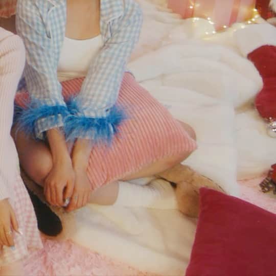 aespaさんのインスタグラム写真 - (aespaInstagram)「Red Velvet X aespa 'Beautiful Christmas' MV Teaser  2022 Winter SMTOWN : SMCU PALACE  Red Velvet, aespa - 'Beautiful Christmas'  ➫ 2022.12.14 6PM (KST)  https://youtu.be/bHekFBpgbd0  #SMTOWN2023 #SMCU_PALACE #2022_WINTER_SMTOWN #SMTOWN #SMTOWN_LIVE #SMCU #BeautifulChristmas #RedVelvet #aespa」12月13日 0時00分 - aespa_official