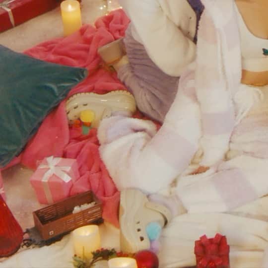 aespaさんのインスタグラム写真 - (aespaInstagram)「Red Velvet X aespa 'Beautiful Christmas' MV Teaser  2022 Winter SMTOWN : SMCU PALACE  Red Velvet, aespa - 'Beautiful Christmas'  ➫ 2022.12.14 6PM (KST)  https://youtu.be/bHekFBpgbd0  #SMTOWN2023 #SMCU_PALACE #2022_WINTER_SMTOWN #SMTOWN #SMTOWN_LIVE #SMCU #BeautifulChristmas #RedVelvet #aespa」12月13日 0時00分 - aespa_official