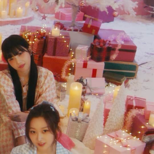aespaさんのインスタグラム写真 - (aespaInstagram)「Red Velvet X aespa 'Beautiful Christmas' MV Teaser  2022 Winter SMTOWN : SMCU PALACE  Red Velvet, aespa - 'Beautiful Christmas'  ➫ 2022.12.14 6PM (KST)  https://youtu.be/bHekFBpgbd0  #SMTOWN2023 #SMCU_PALACE #2022_WINTER_SMTOWN #SMTOWN #SMTOWN_LIVE #SMCU #BeautifulChristmas #RedVelvet #aespa」12月13日 0時01分 - aespa_official