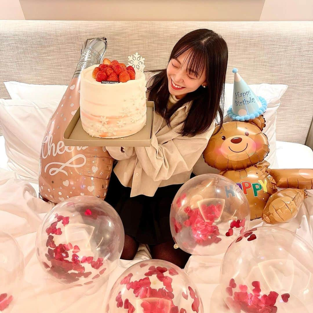 石原夕里朱のインスタグラム：「33rd♡ ⁡ 今年は韓国でお誕生日を迎えました🎂❤️ ⁡ 毎年あっという間の1年ですが、 ⁡ 33歳も最高の歳にしたいと思います🍀✨ ⁡ どんな1年になるか楽しみ☺️💕 ⁡ #happybirthday #hbd #33rd #birthday #1212 #Korea #Seoul #paradisecity #birthdaycake #yum #instagood #photooftheday #instadiary #お誕生日 #12月12日 #33歳 #感謝 #ありがとう #서울 #생일 #맛있어 #감사 #🎂 #🇰🇷」