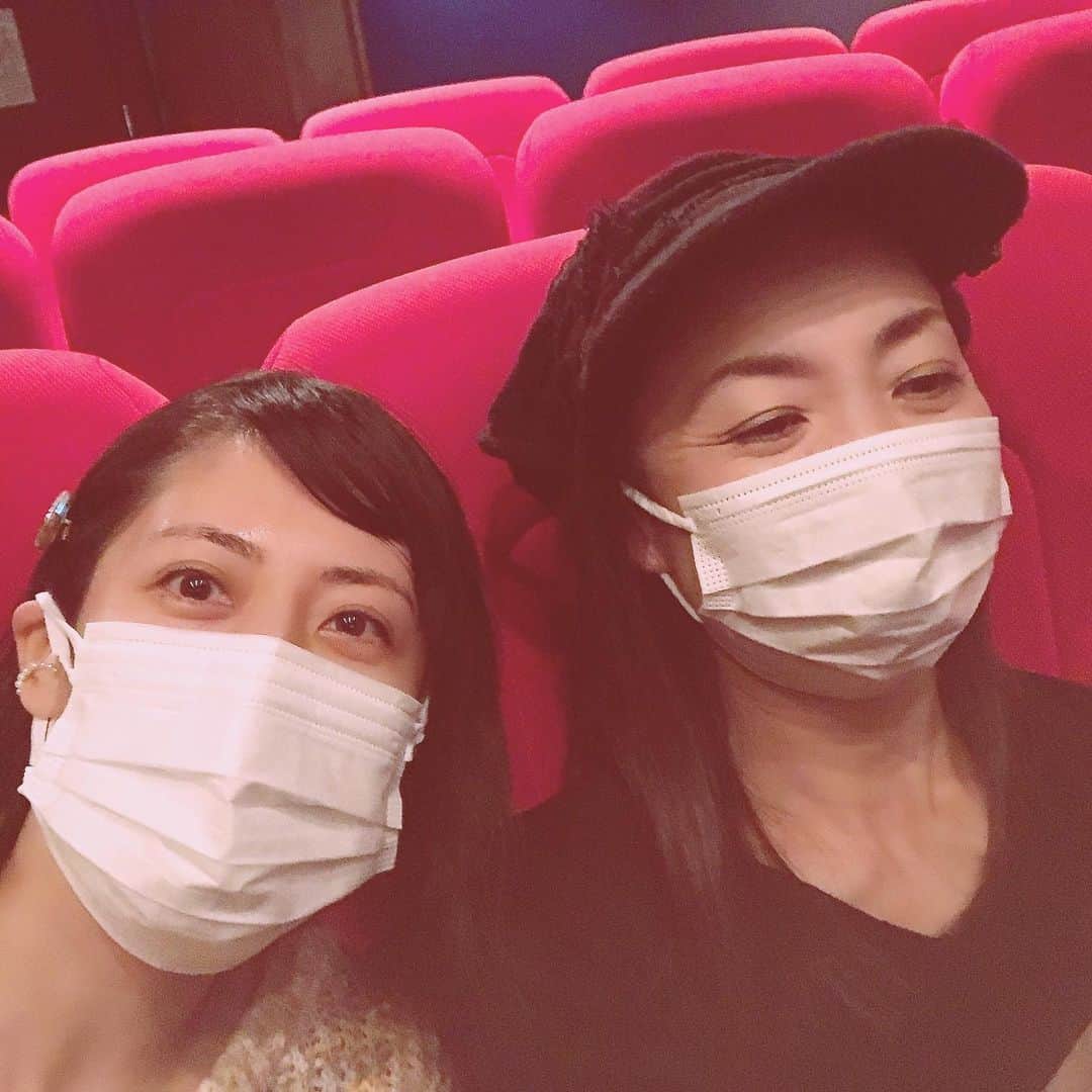 寺田浩子のインスタグラム：「みっちゃんの隣りで映画を観ました。マル  #女優 #高橋美津子 さま #甘えてます #嬉しいなぁ💕」