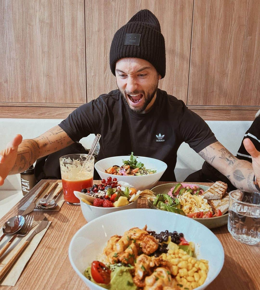 モリッツ・ライトナーさんのインスタグラム写真 - (モリッツ・ライトナーInstagram)「That’s how you get happy 🤩😋 #healthyfood #yummy #munich #soulfood #bowl #breakfast #acai #lunch #tasty #selfcare #vitamins #wholefoods #vegan #plantbased #lyfe #viktualienmarkt @lyfe_de」12月13日 0時32分 - moleitner5