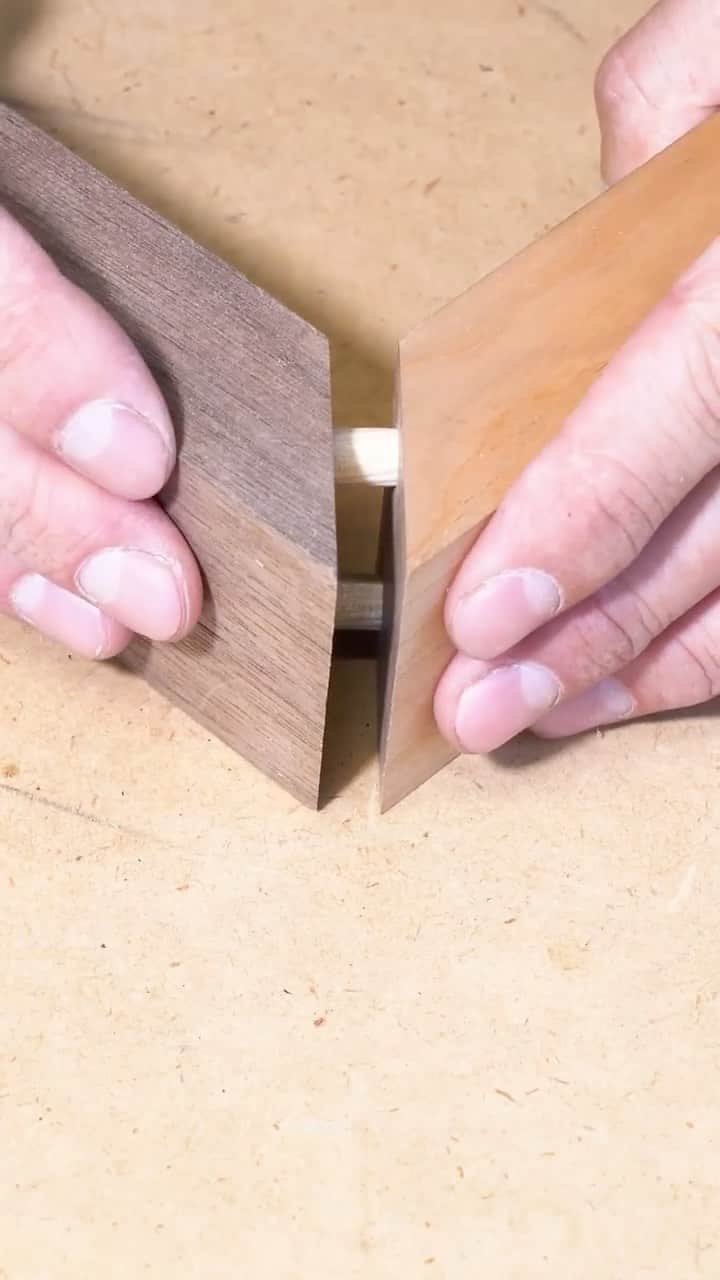 のインスタグラム：「Making the Japanese woodworking joinery, “Odome Nihon Dabo Setsugo” (Doweled miter joint). Although a dowel joint is simple, it’s difficult to drill holes vertically in the same position by hand. For chamfering, we use a rare plane that can process two surfaces at the same time.  Watch the rest on YouTube! (You can also visit our Youtube from the linktree in bio)  #suizan #suizanjapan」