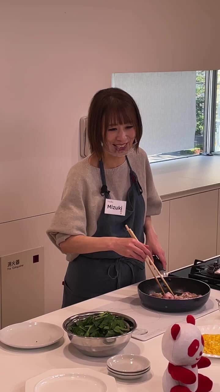 cooking_ajinomotoのインスタグラム：「【onlineイベント⚡だしテクでレパートリー無限大∞】  料理研究家Mizuki（ @mizuki_31cafe）さんをゲストにお招きしたonineイベントの様子をインスタライブでお届け👏✨  ✏️だしとうま味の基礎知識 ✏️「ほんだし®」「味の素KKコンソメ」「丸鶏がらスープ™」のアレンジレシピ紹介 ✏️Mizukiさんおすすめのアレンジレシピ紹介🍳 ✏️Mizukiさんのお悩み相談室🌟  などについて、皆さまと楽しくお話しさせていただきました🥰🎶  ぜひこのインスタライブを機に、お料理を”もっと”楽しんでいただけると嬉しいです‼😆💗  今後も皆さまと一緒に”料理を楽しむ”インスタライブの開催を予定しています！ 次回のインスタライブもぜひお楽しみに！😆🌟  #ajinomotopark #味の素パークレシピ #味の素パーク #だしテク #丸鶏がらスープ #ほんだし #コンソメ #コンソメシ #インスタライブ #おいしいねは笑顔の素」