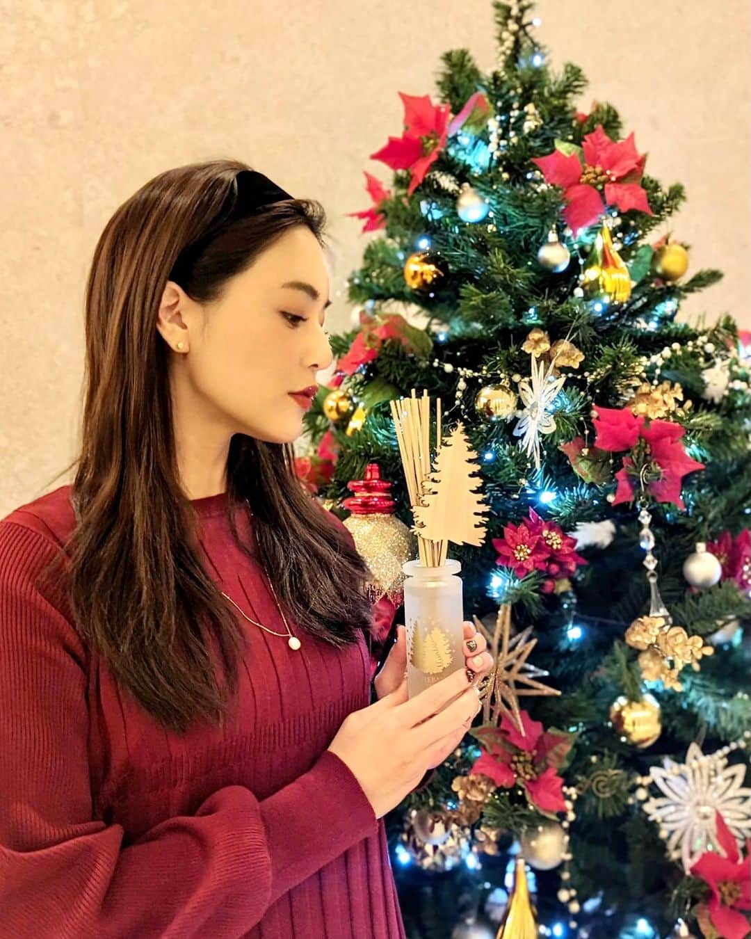のインスタグラム：「いつも家で使っているフランス発のフレグランスブランド @esteban.jp_official ✨🎄 . クリスマスに向けてホリデーコレクションのアイテムを新調✨ アラウンドザファイヤープレイスを。暖炉の火を灯し広がる木やレザーのエレガントな香りで一気に部屋が大人な海外の香りになって嬉しい🫶ツリーのモチーフもかわいいよね︎💕︎ . ESTEBAN銀座店だと私の投稿を見たとスタッフに伝えていただければ10%OFF👏︎💕︎ オンラインも公式サイトで決済時クーポンコード:R722ES  で10%OFFになるそうです︎💕︎ (1月31日迄/お一人様1回限り) . ギフト選びに忙しいこの時期、10%オフって本当に嬉しい︎💕︎🤲 ESTEBANギフト包装もすっごく可愛いから本当におすすめ🫶 是非チェックしてみてね♥️ . #ESTEBAN #ホームフレグランス #ホリデーギフト #クリスマスプレゼント #フレグランス #クリスマス #香り #香りのある暮らし #キャンドル #ルームスプレー #エステバン」