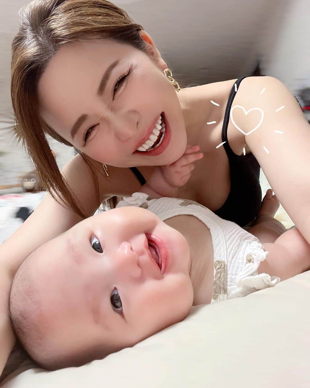 のインスタグラム：「これ3ヶ月前かー… こっちゃん5ヶ月くらいで この頃からカメラ見て笑ってくれるように なってきたんだよなー🤭📸  一緒に写真撮る時は こっちゃん笑わせる為にママ120%の笑顔🤣 . . #女の子ベビー#女の子ベビーママ#令和4年ベビー#にこにこ」