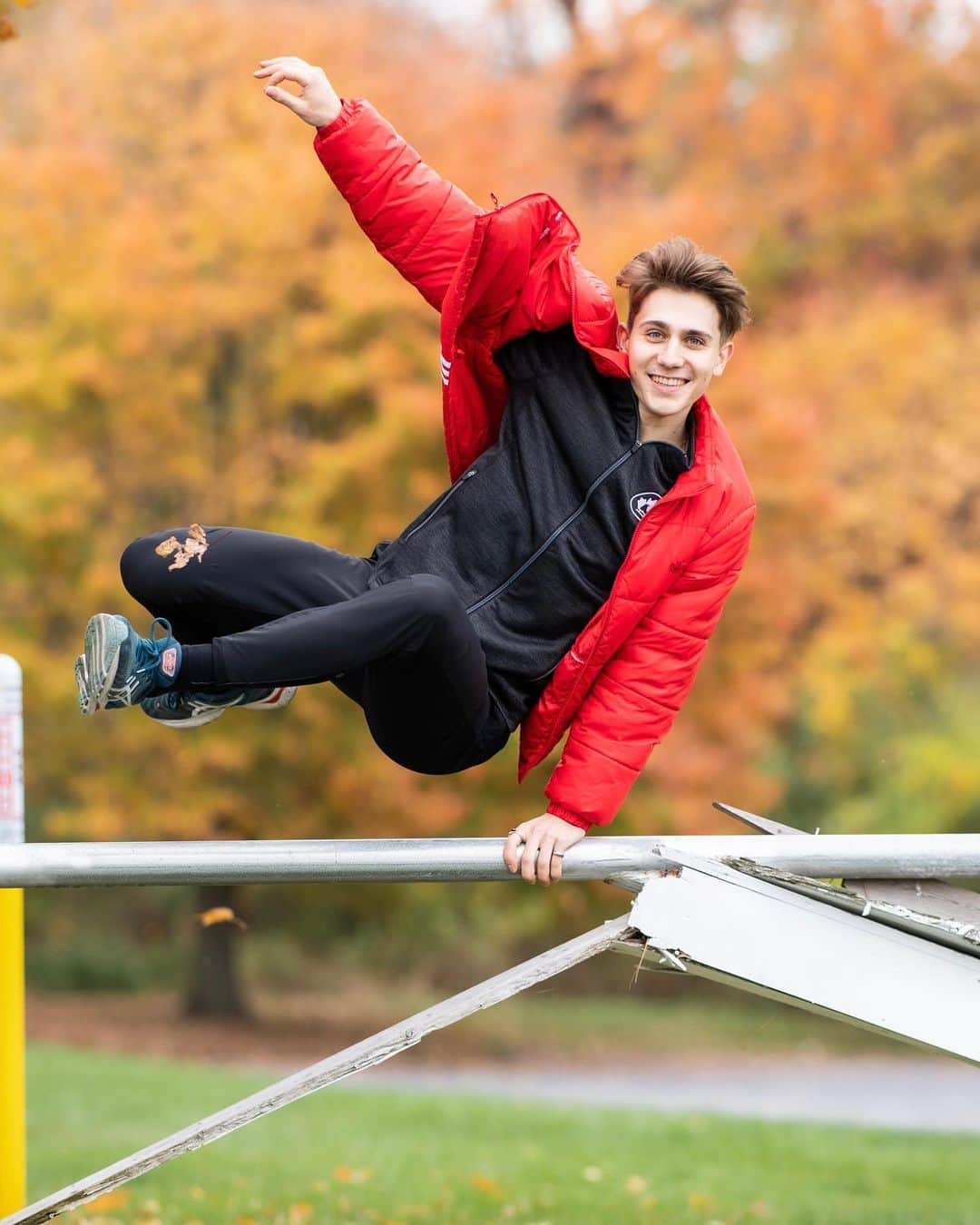 ローマン・サドフスキーのインスタグラム：「Hopping out of 🍂🍁 and into ❄️☃️」