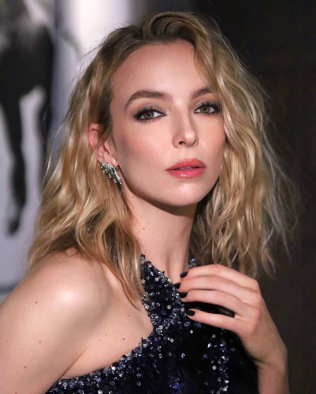 ジョディー・カマーのインスタグラム：「It was such an honor to attend the @evening.standard Theatre Awards last night and celebrate all the nominees incredible work.   Thank you to my wonderful team who got me celebration ready!   Prima Facie 💙」